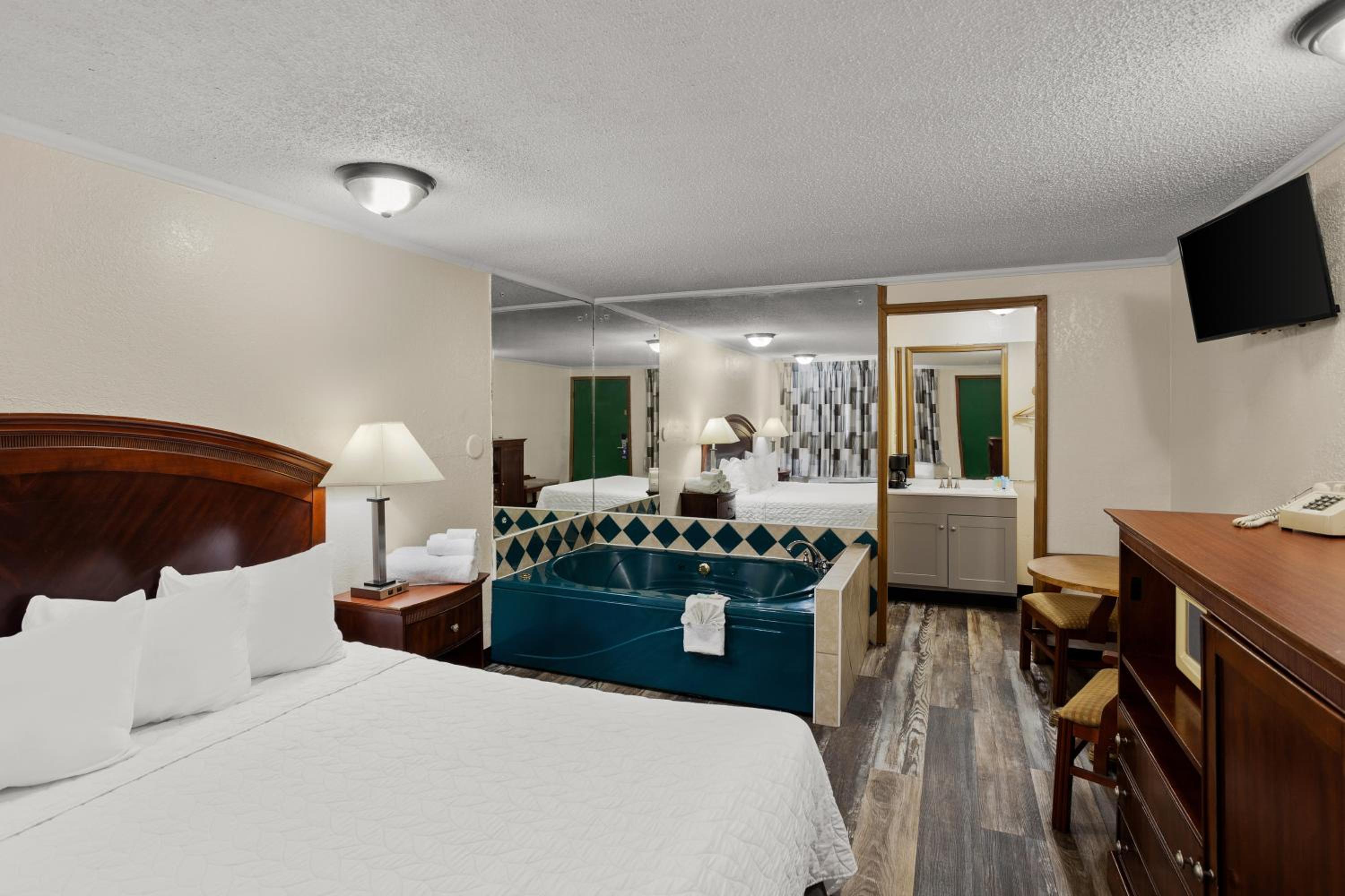 King Suite with Whirlpool - Non-Smoking - Photo 2