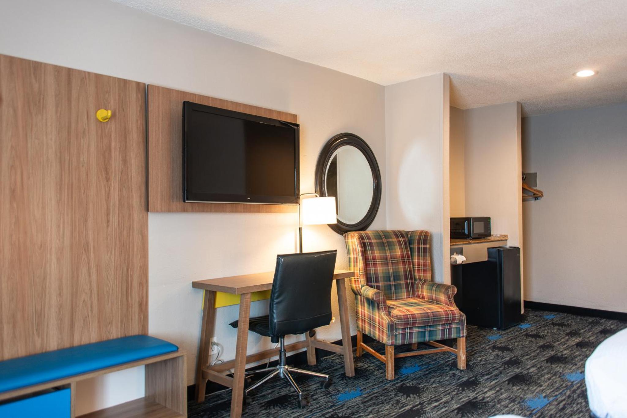 Triple Queen Room - Non-Smoking - Photo 1