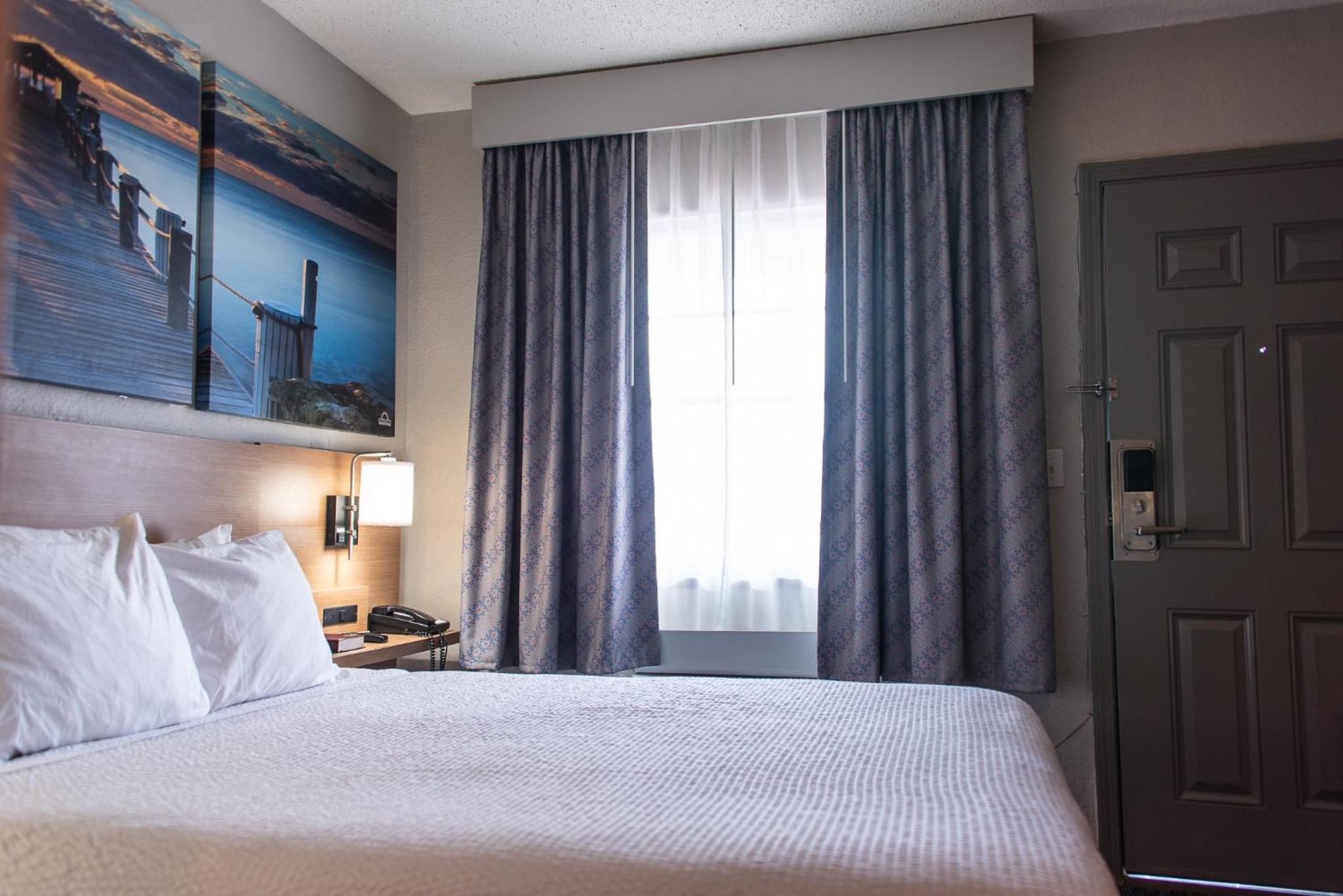 Exterior Room with King Bed - Non-Smoking - Photo 4