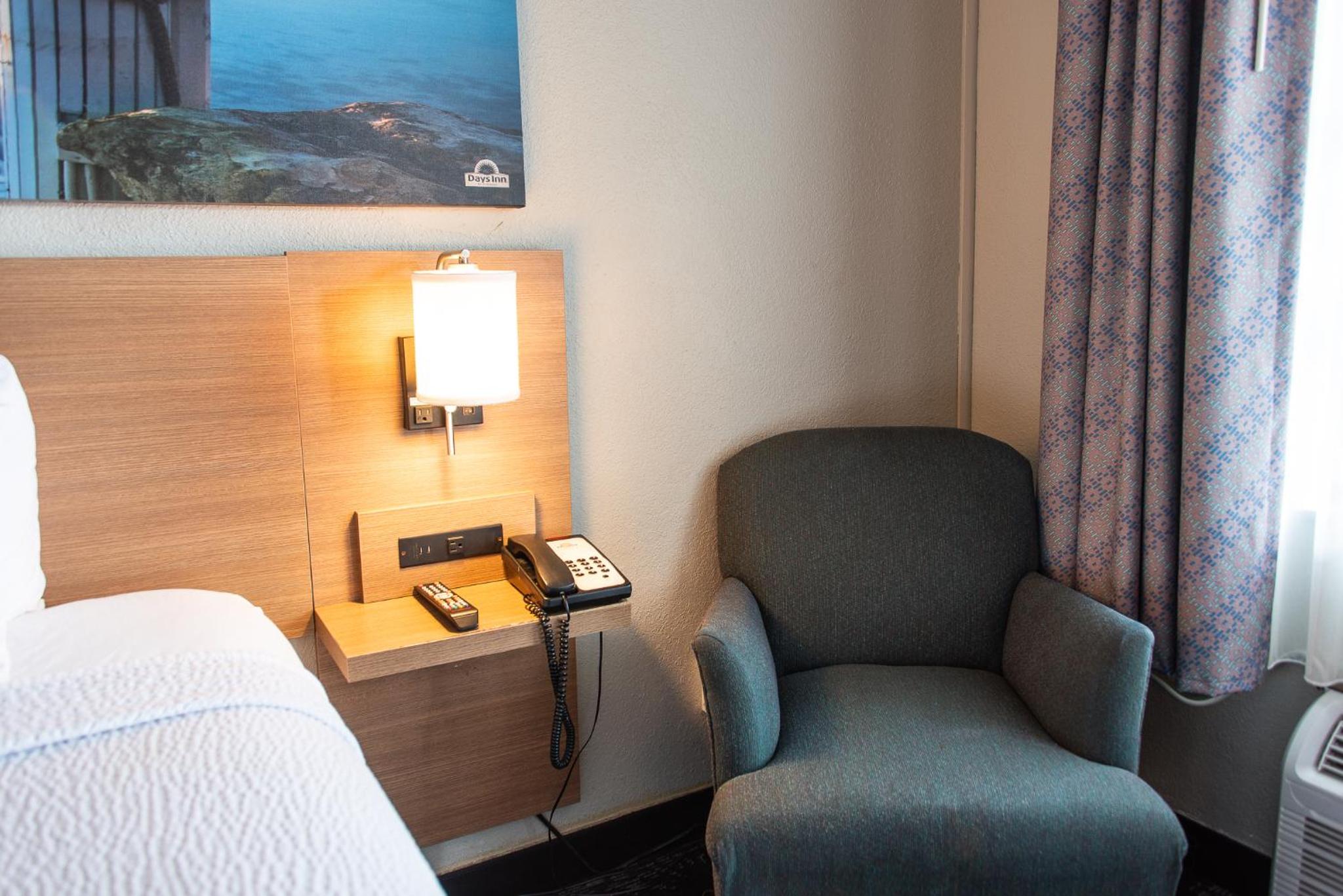 Exterior Room with King Bed - Non-Smoking - Photo 3