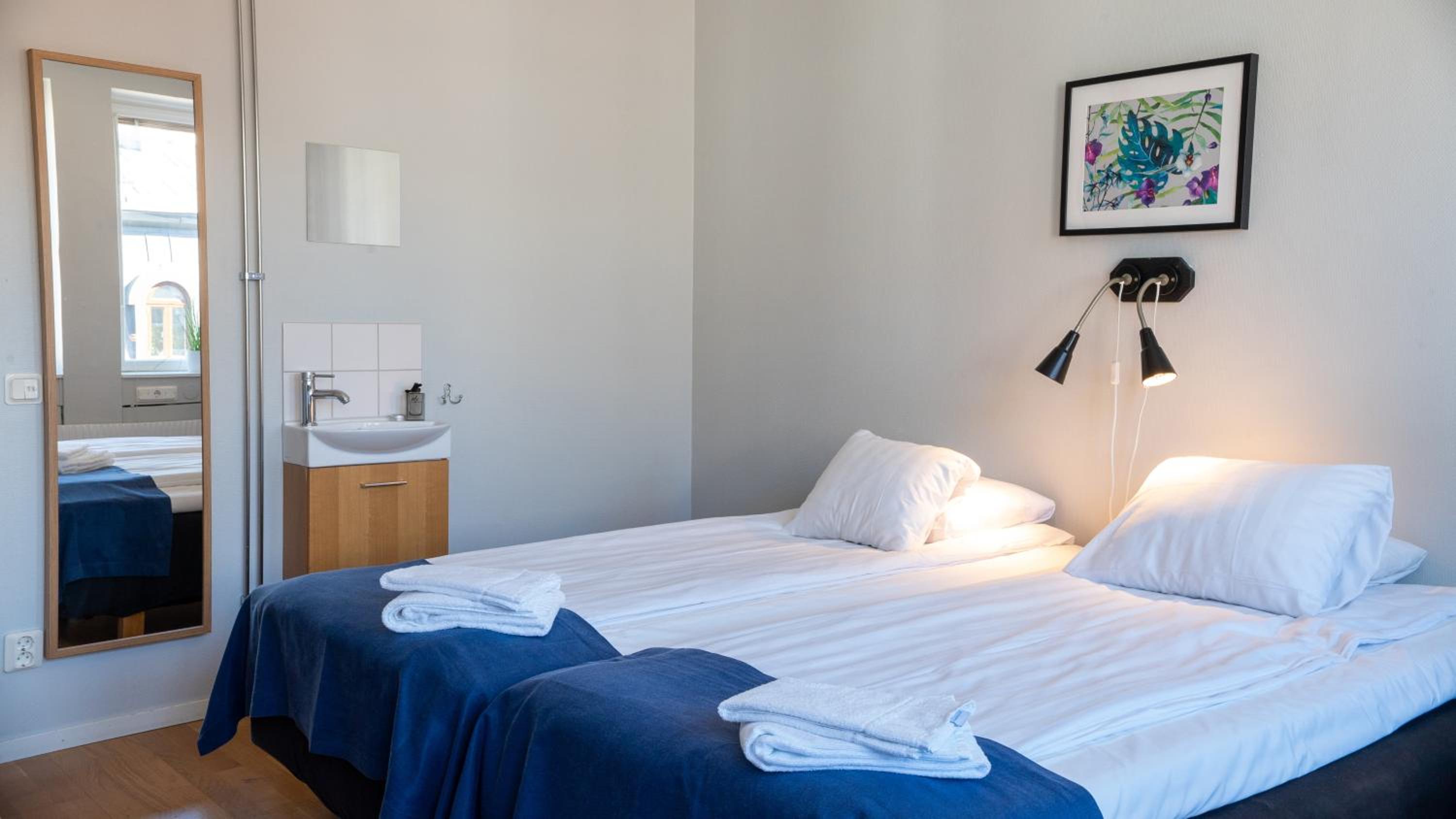 Twin Room with Shared Bathroom photo 1