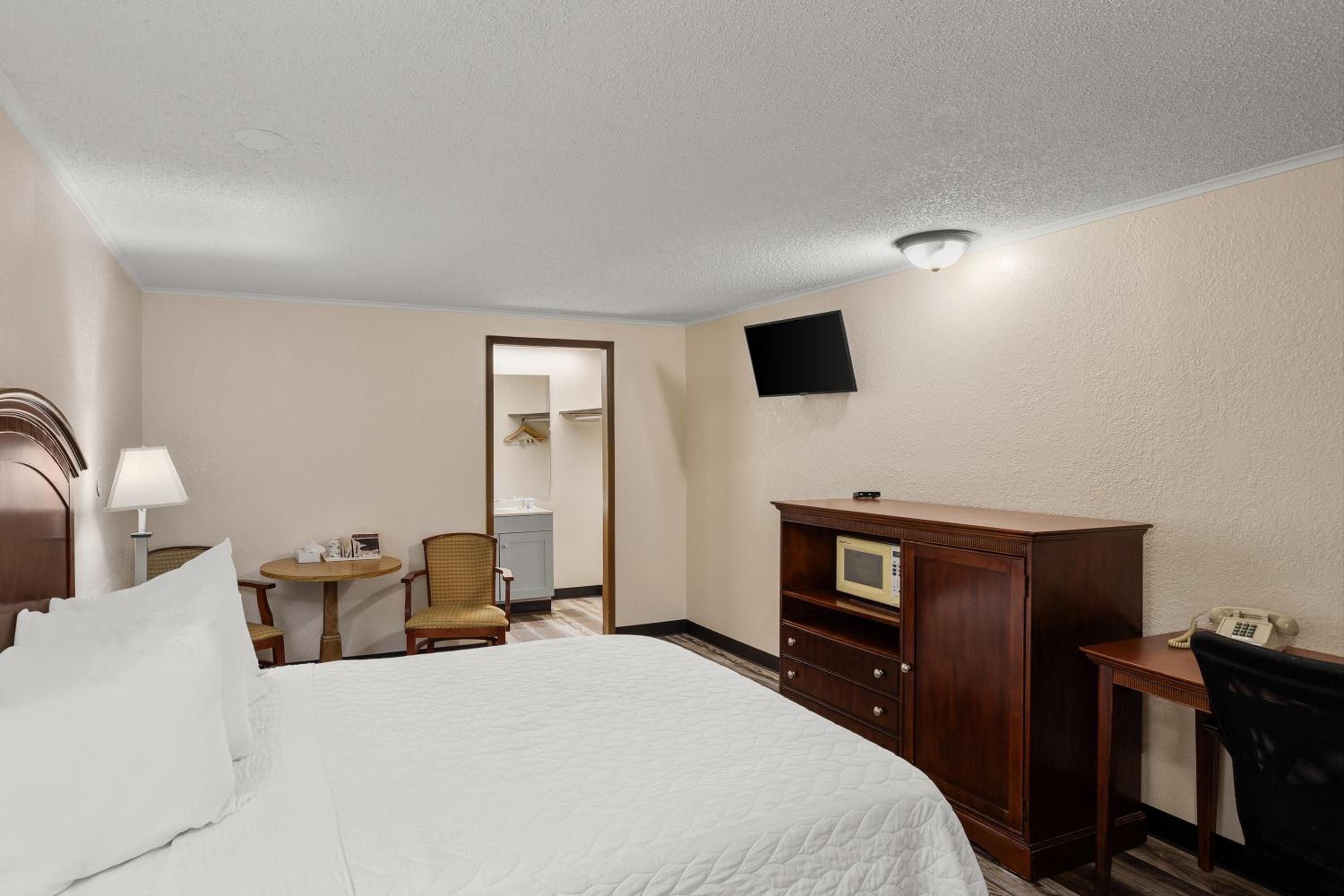 Queen Room - Non-Smoking - Photo 3