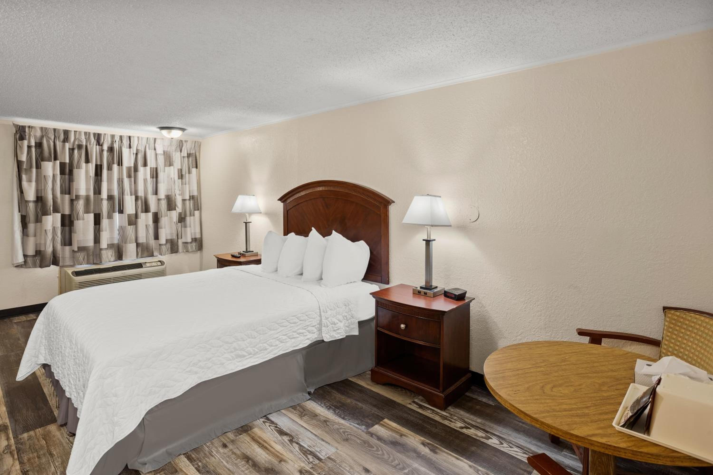 Queen Room - Non-Smoking - Photo 4