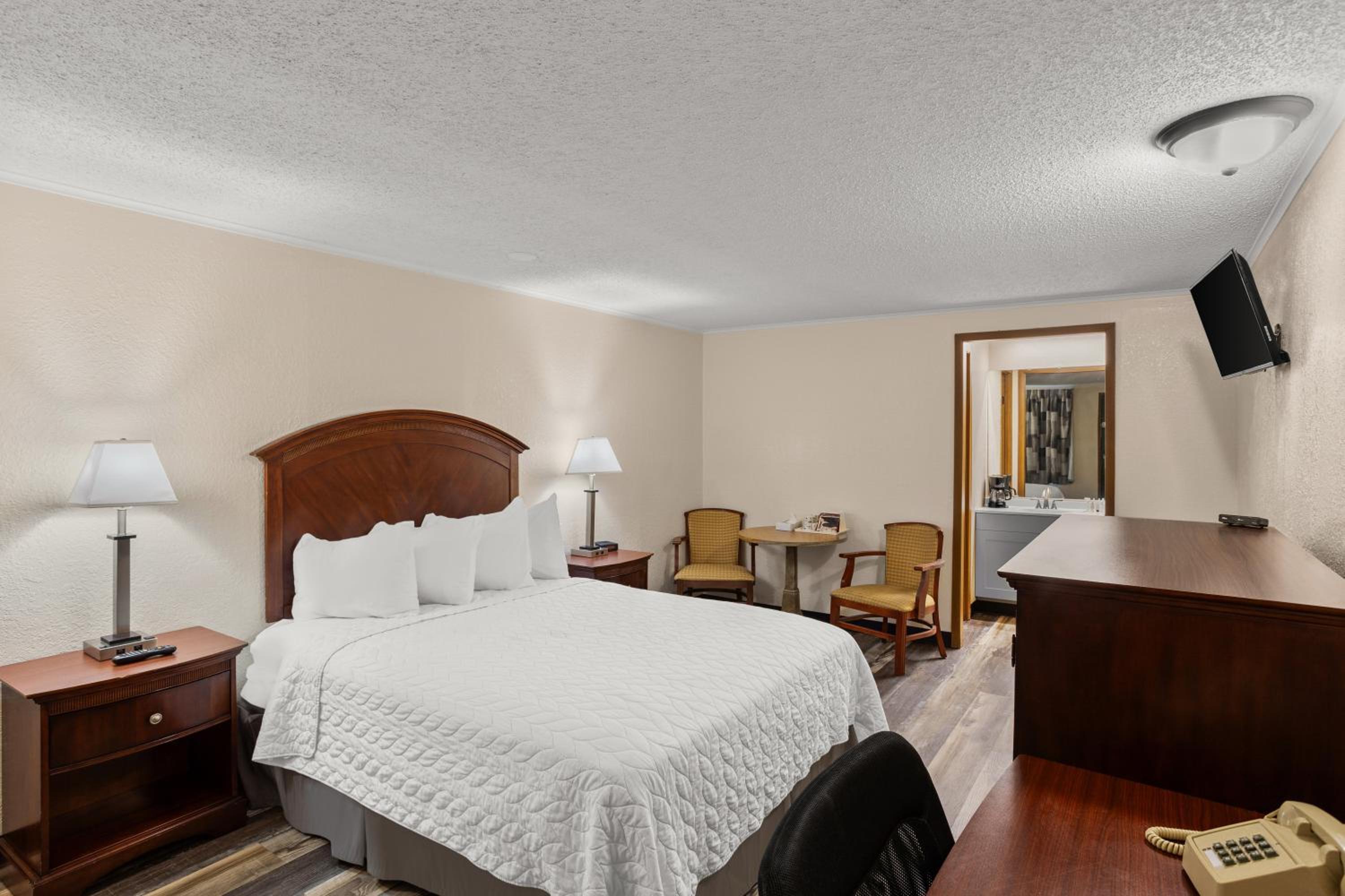 Queen Room - Non-Smoking - Photo 1