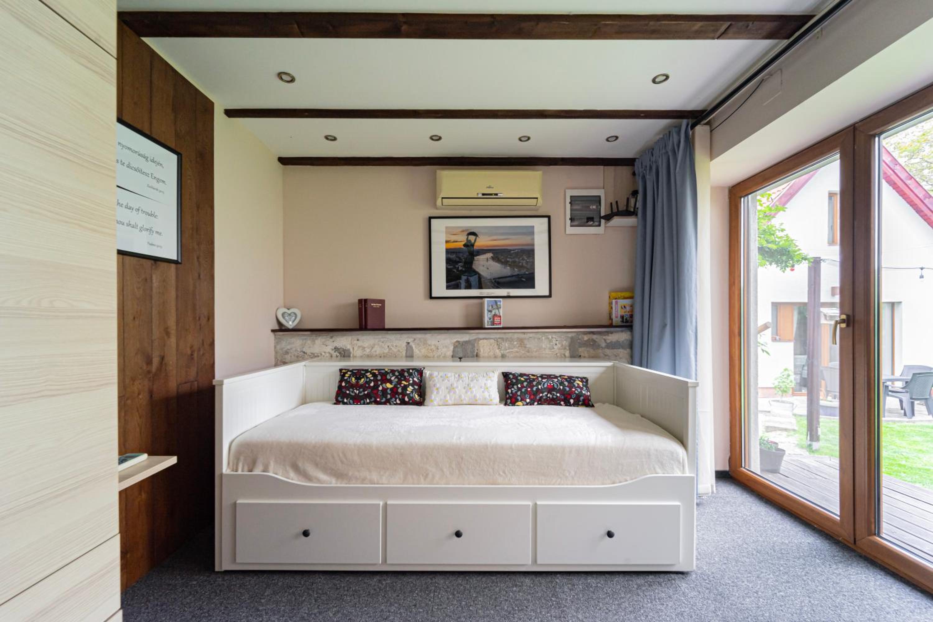 One-Bedroom House photo 1