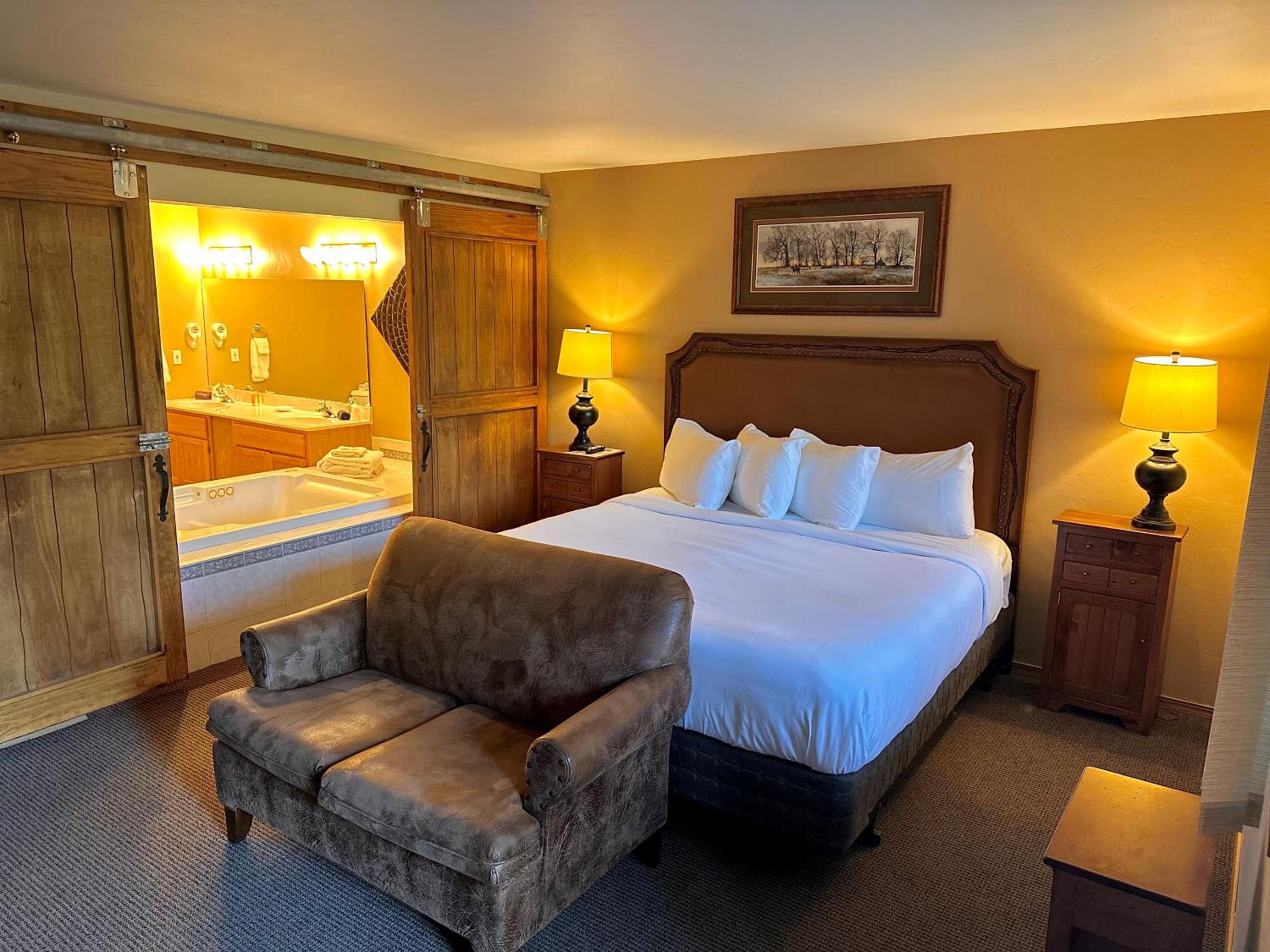 No Pet -- Junior King Suite photo 3