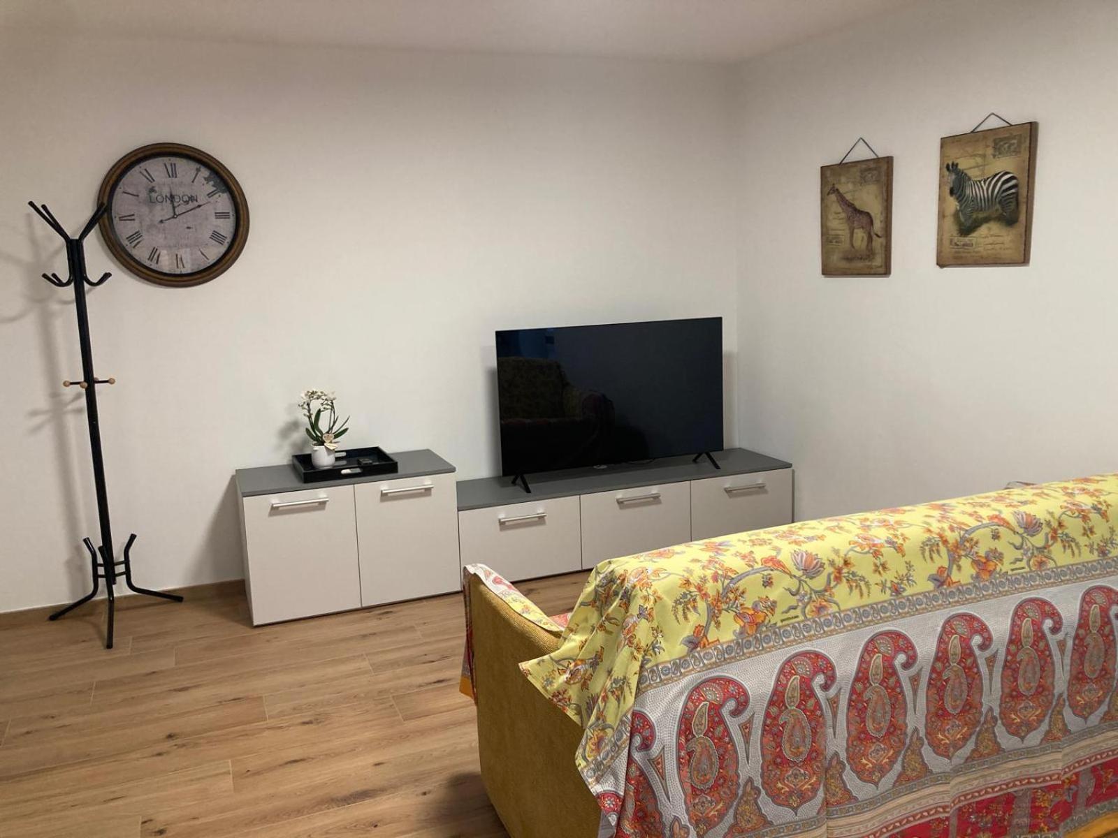 One-Bedroom Apartment photo 2
