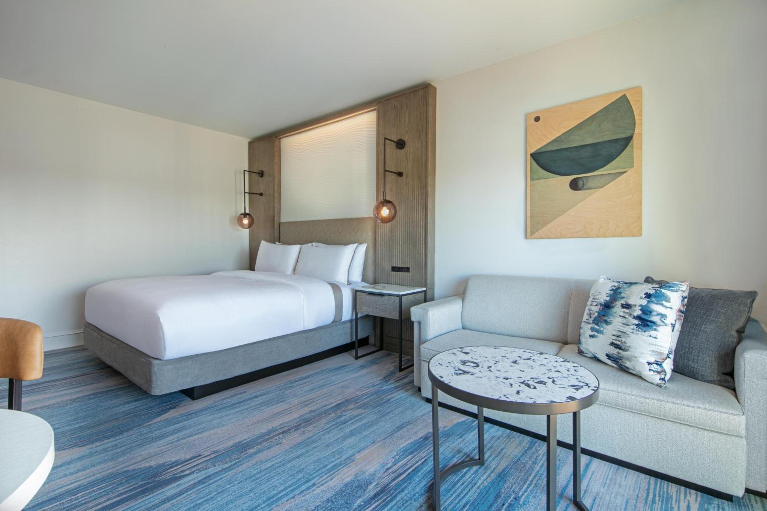 Guest room, 1 King, River view, Balcony - Photo 8