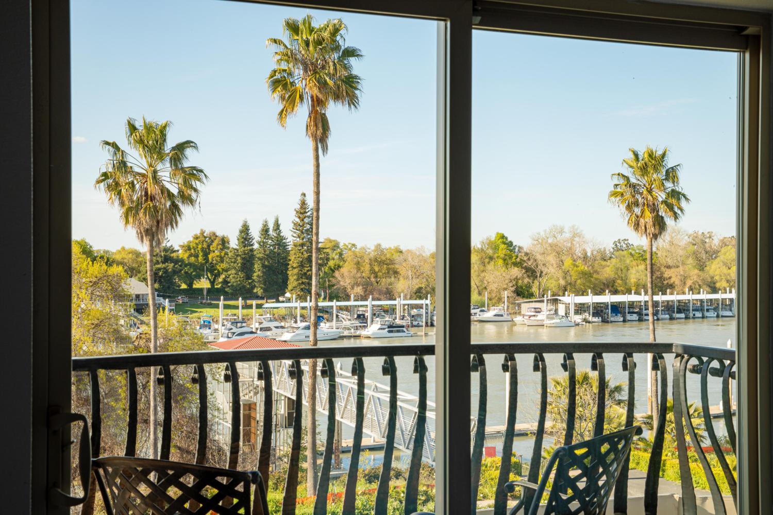 Guest room, 2 Double, River view, Balcony - Photo 5