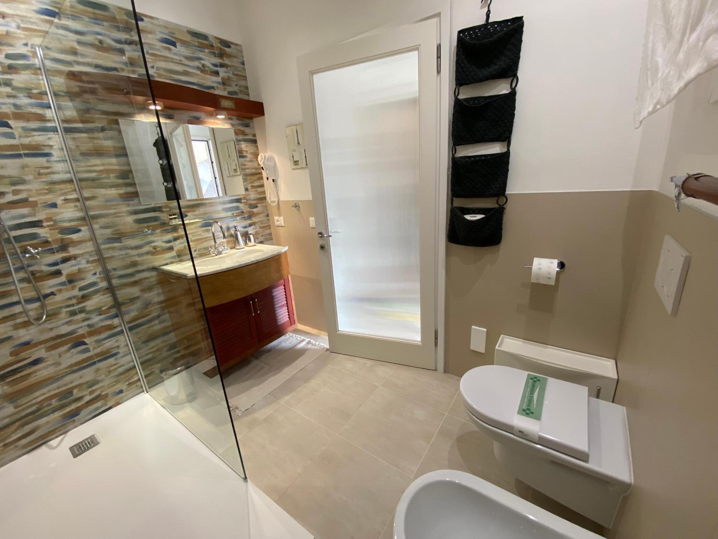 Double or Twin Room with Private Bathroom photo 3