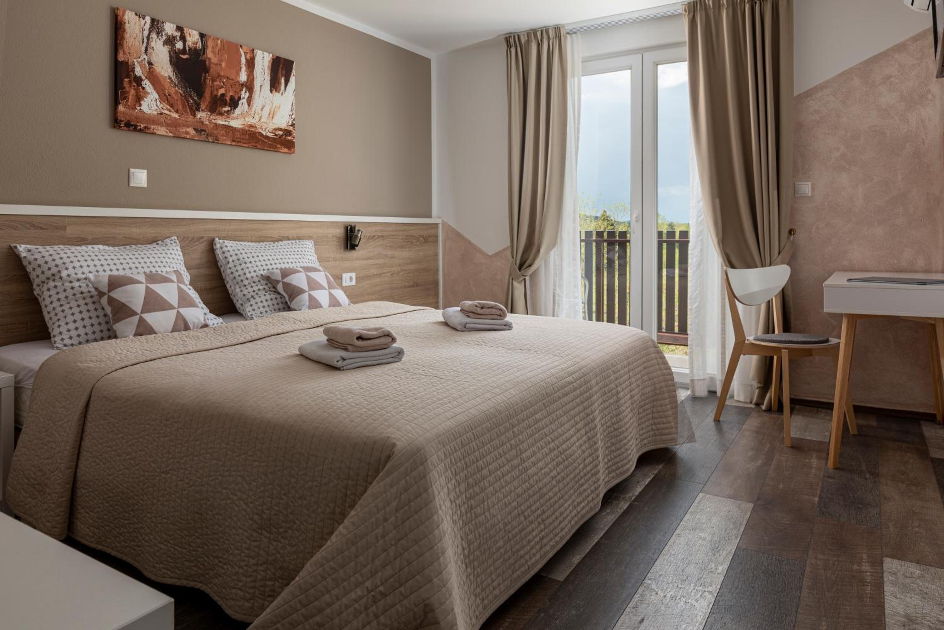 Superior King Room - Photo 2