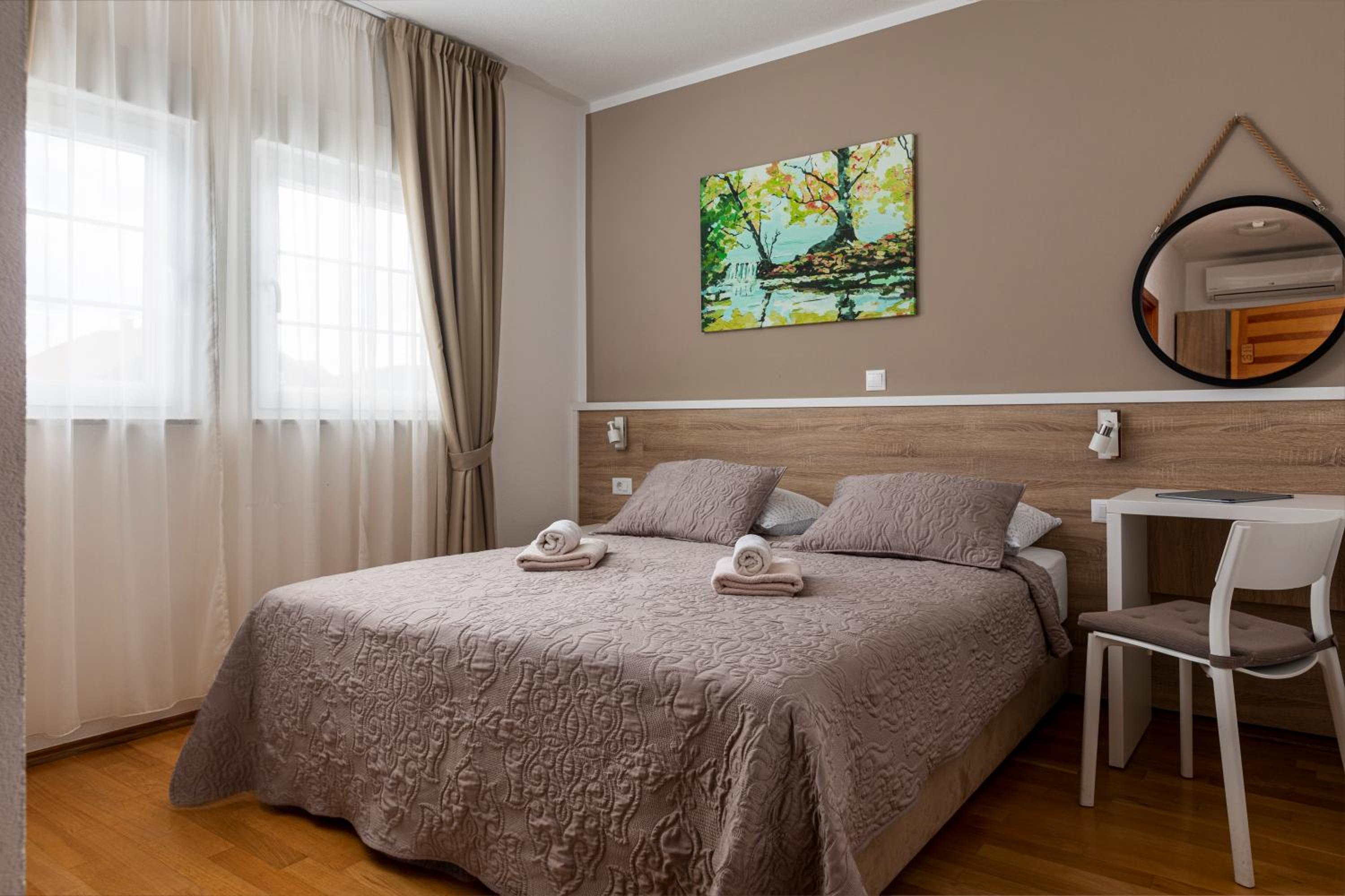 Superior King Room - Photo 7