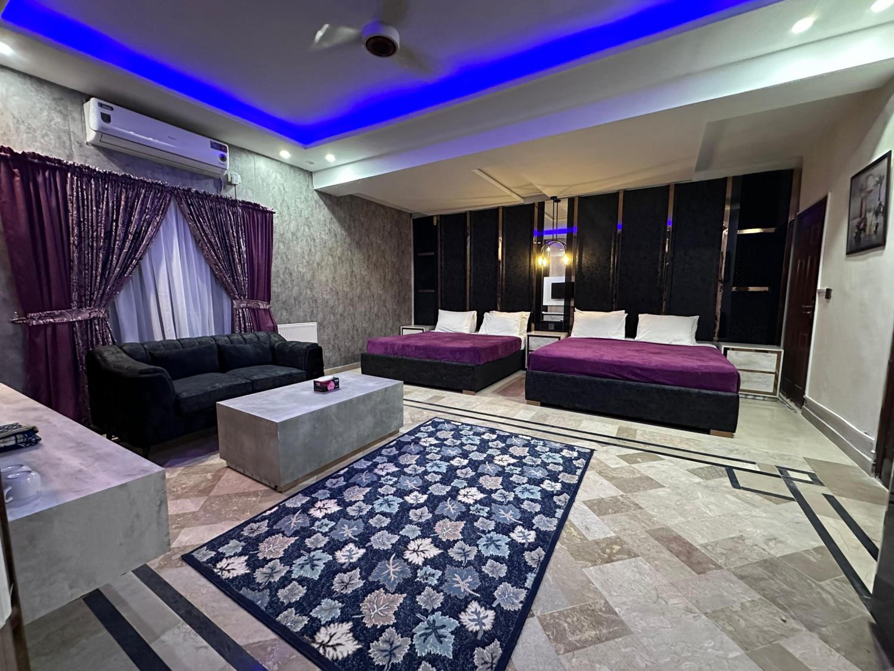 Deluxe Family Room