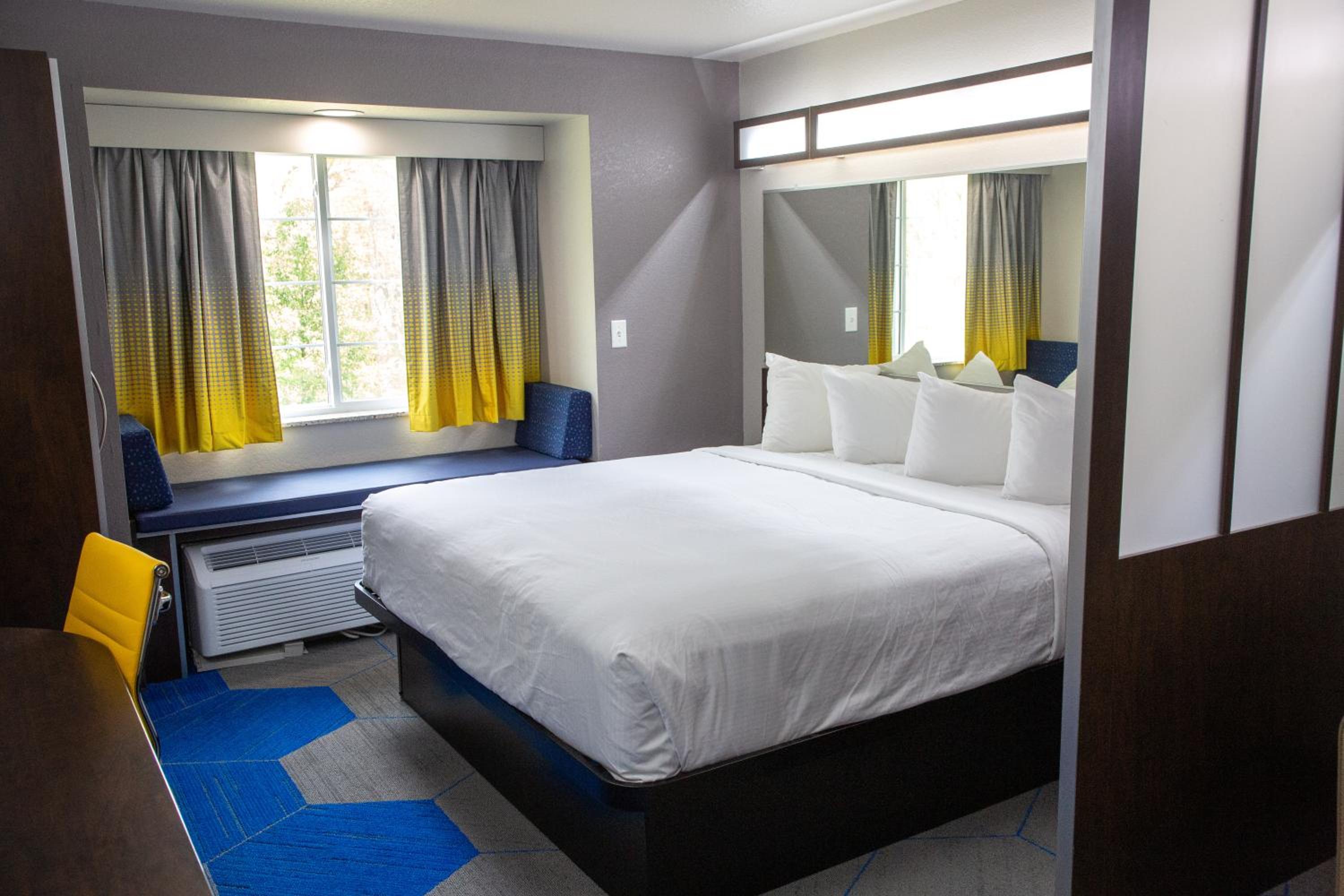 King Suite - Non-Smoking - Photo 1