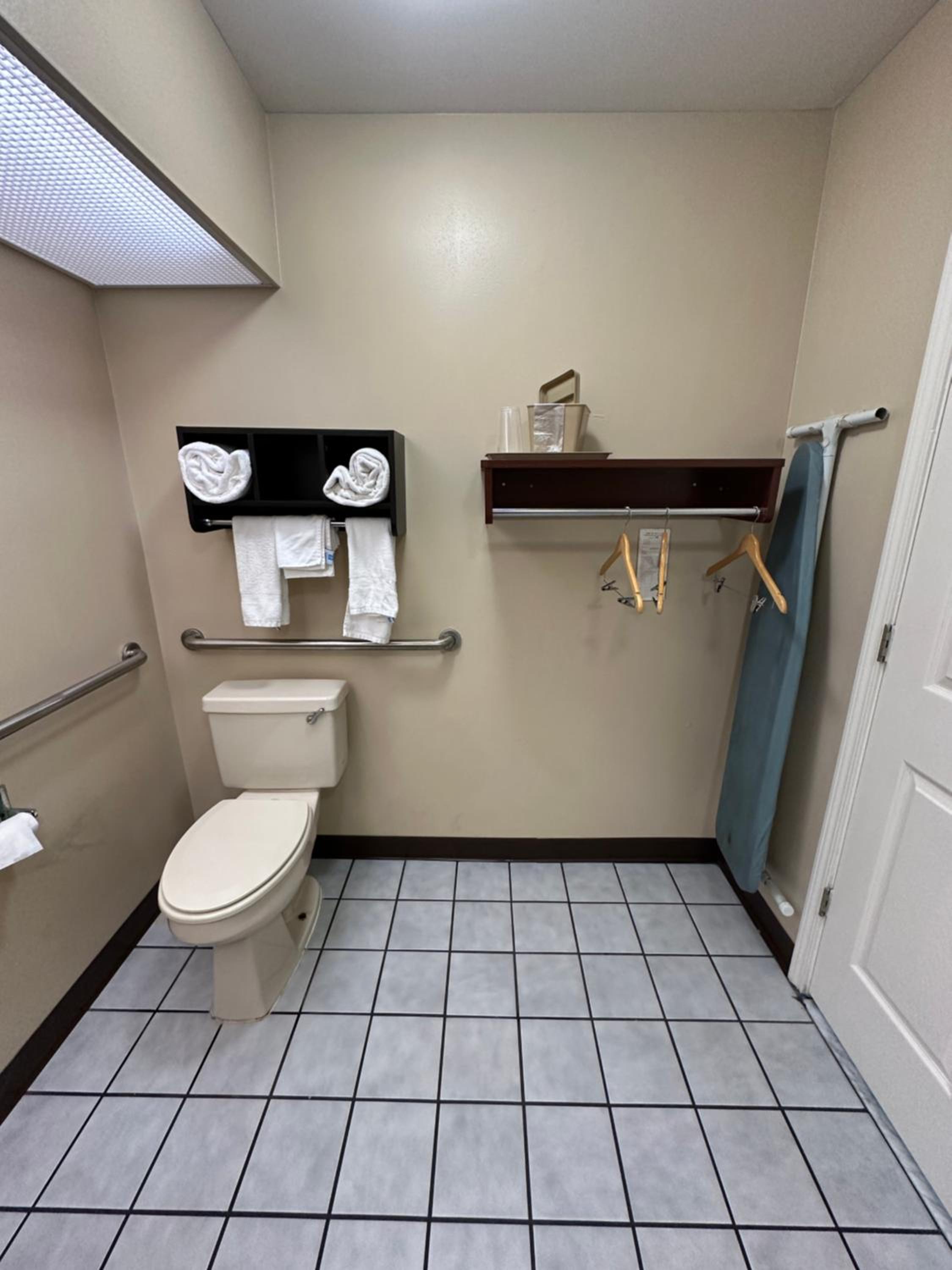 King Room - Mobility Access/Non-Smoking - Photo 8