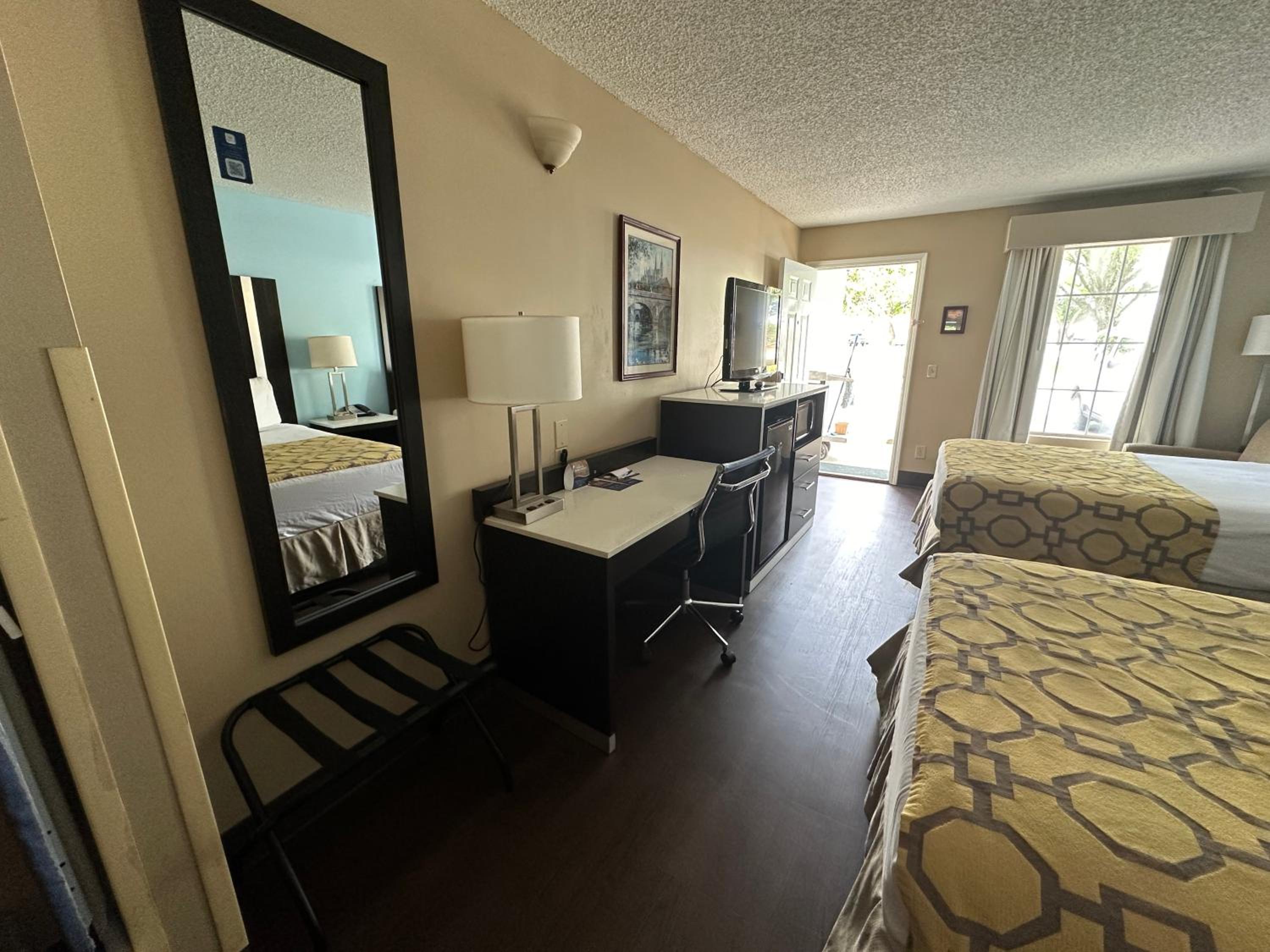 Deluxe Double Room with Two Double Beds - Non-Smoking - Photo 9
