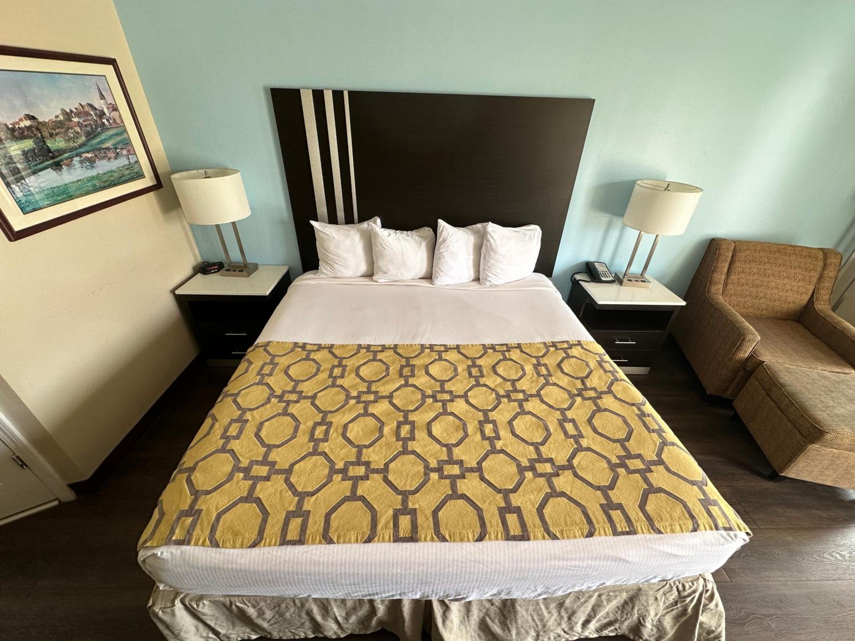 King Room - Non-Smoking - Photo 3