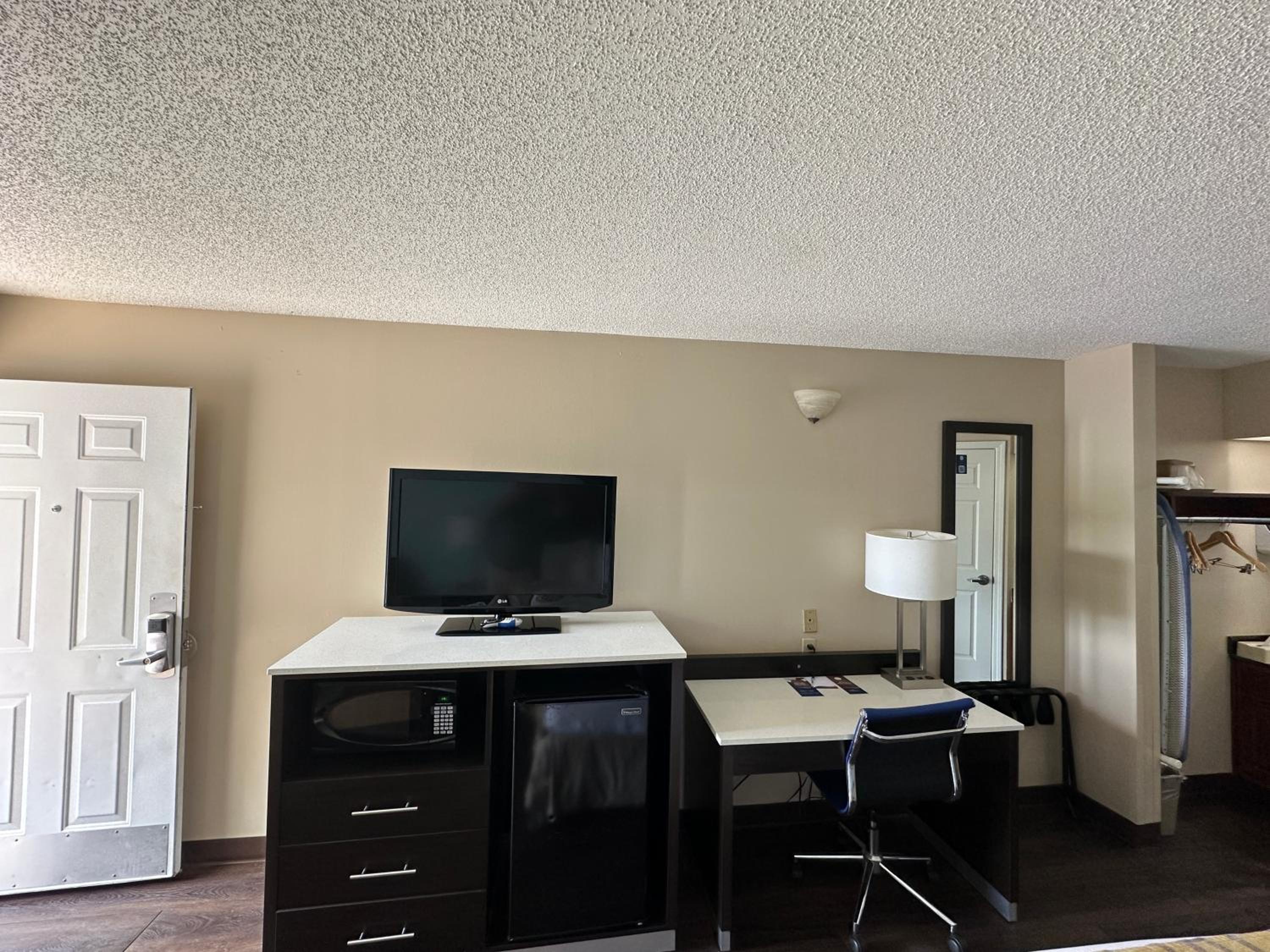 King Room - Non-Smoking - Photo 5