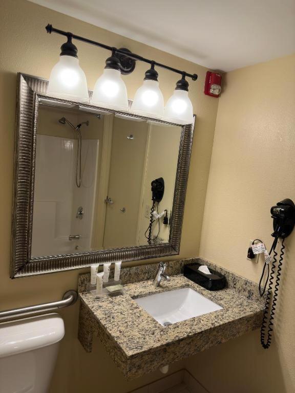King Room - Non-Smoking - Photo 4