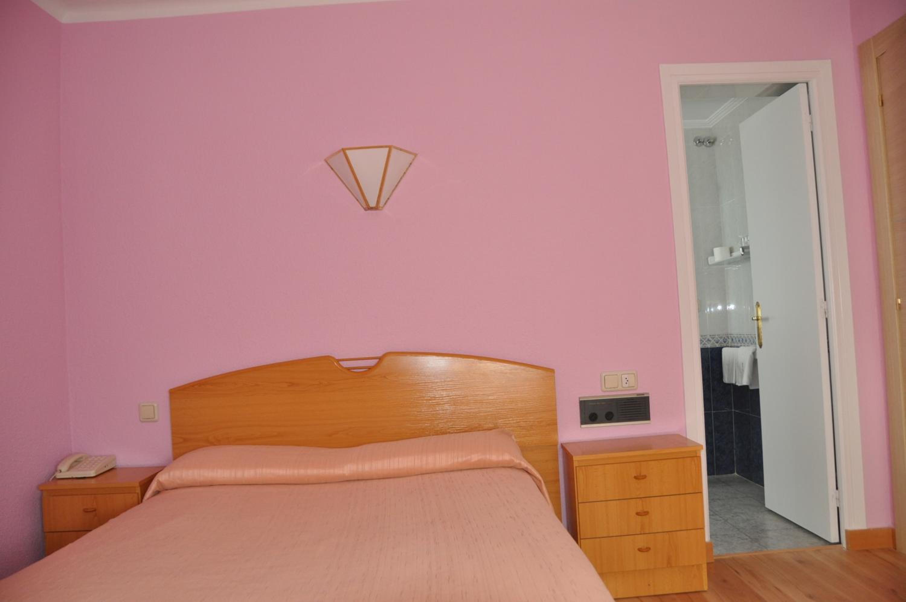 Large Double Room - Photo 2