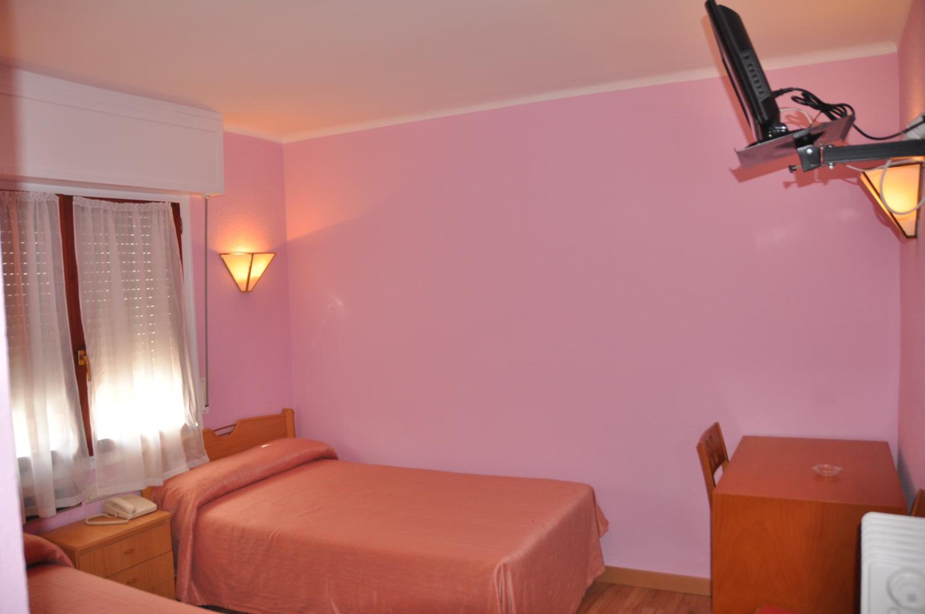 Standard Double Room - Photo 7