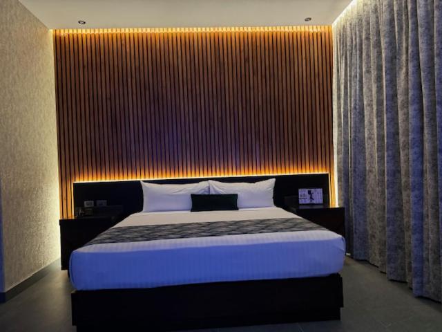 Deluxe Suite with Spa Bath