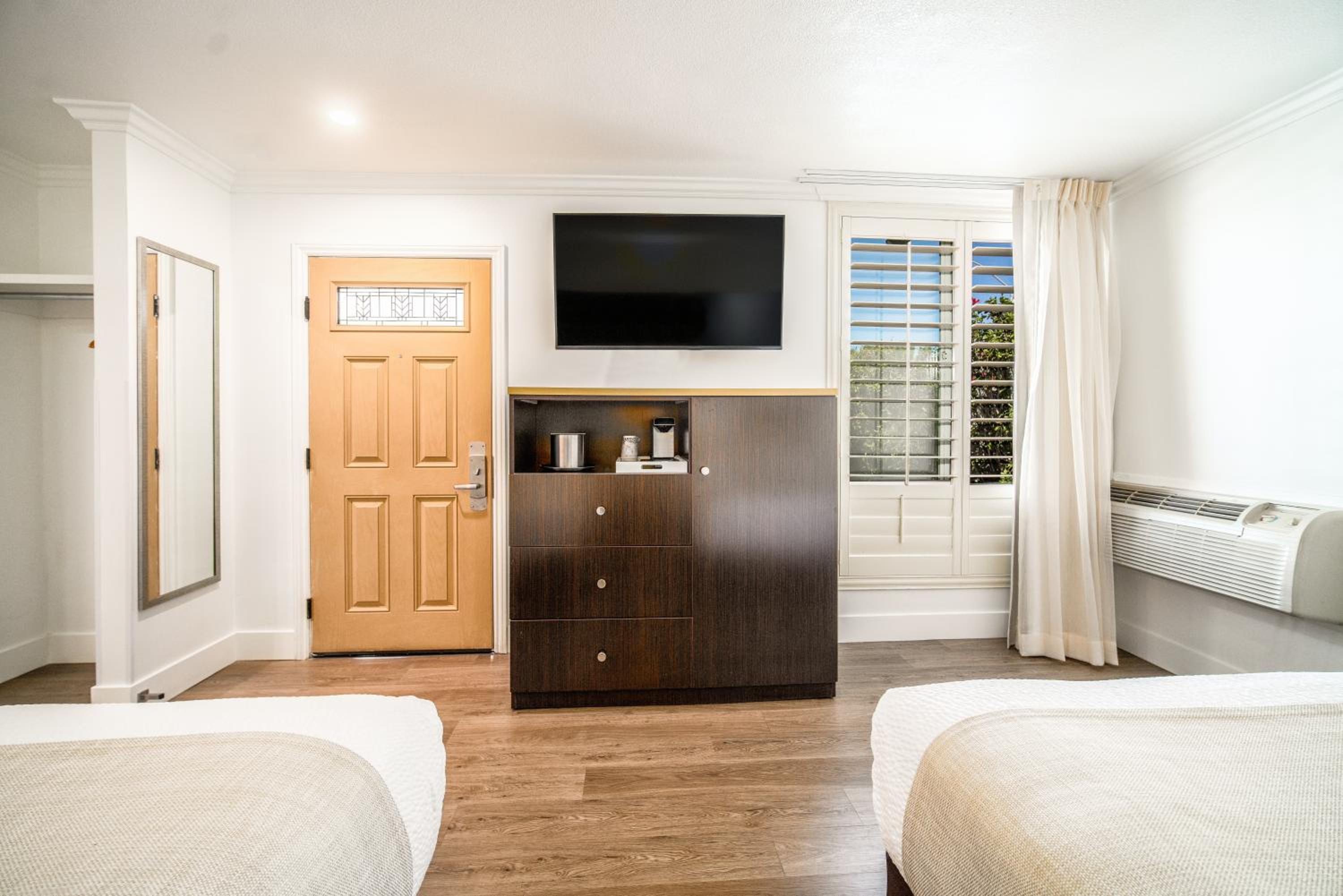 Queen Room with Two Queen Beds - Photo 6