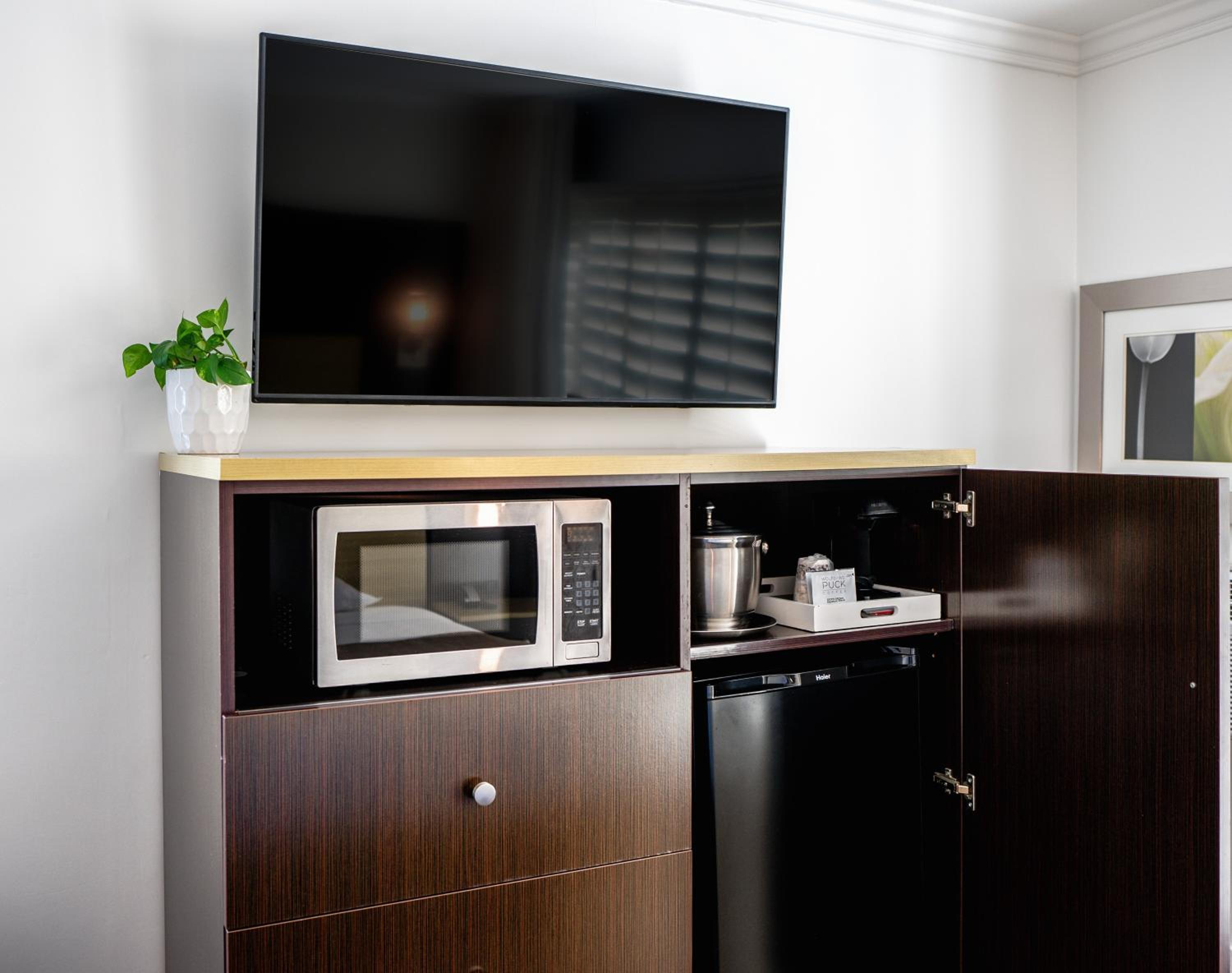 King Suite with Balcony - Photo 3