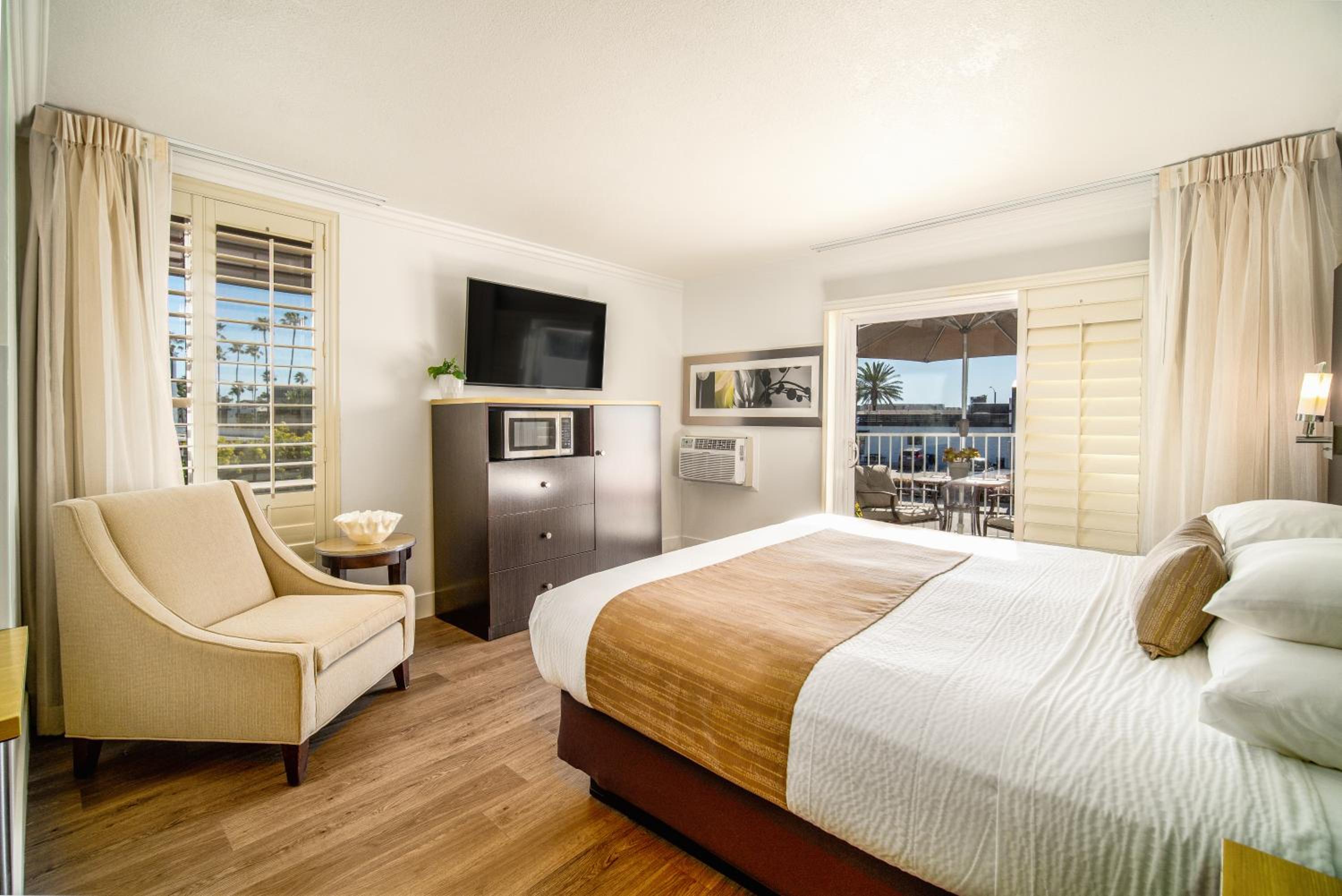 King Suite with Balcony - Photo 1