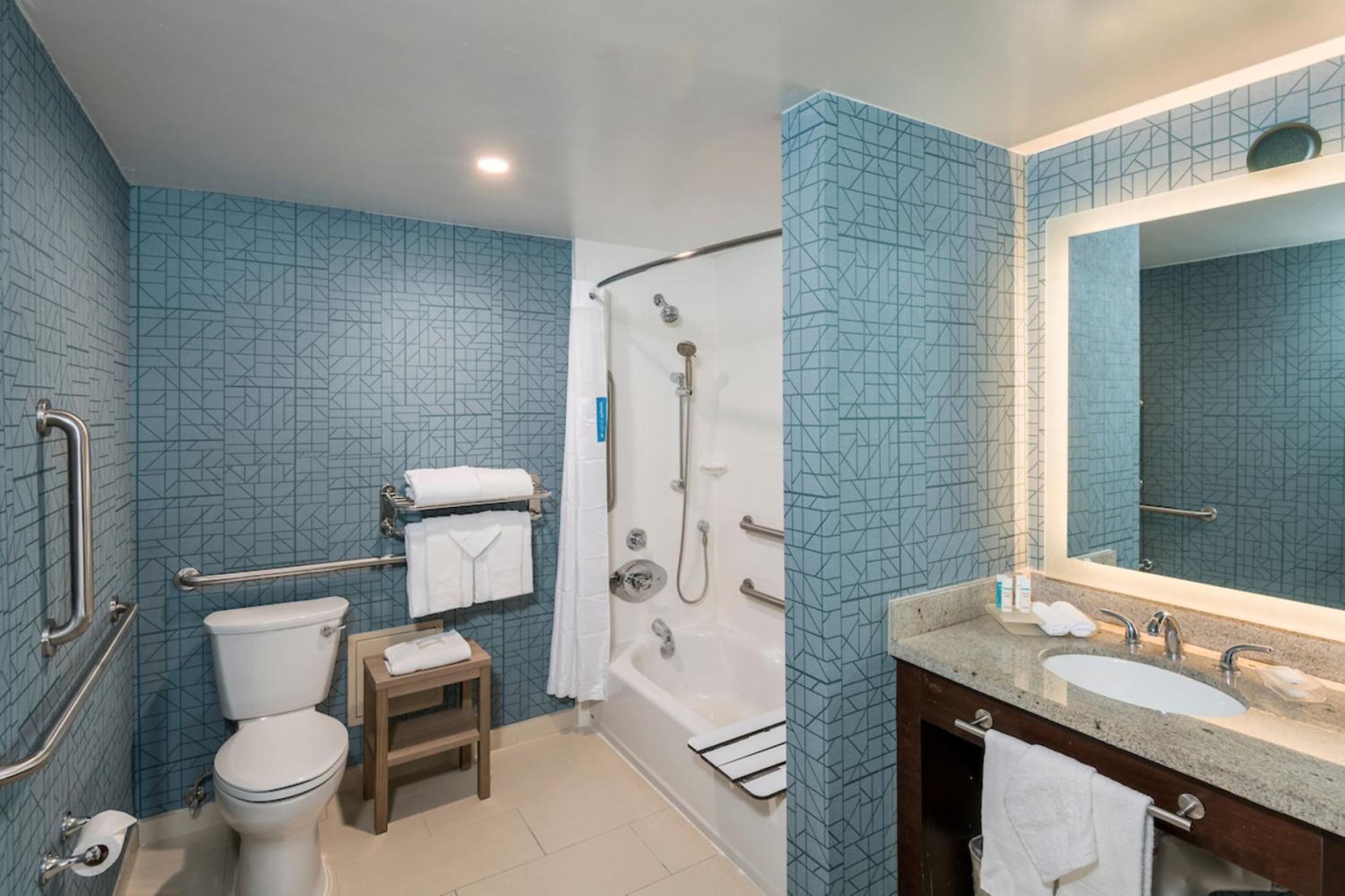 King Suite - Mobility Access/Non-Smoking - Photo 2