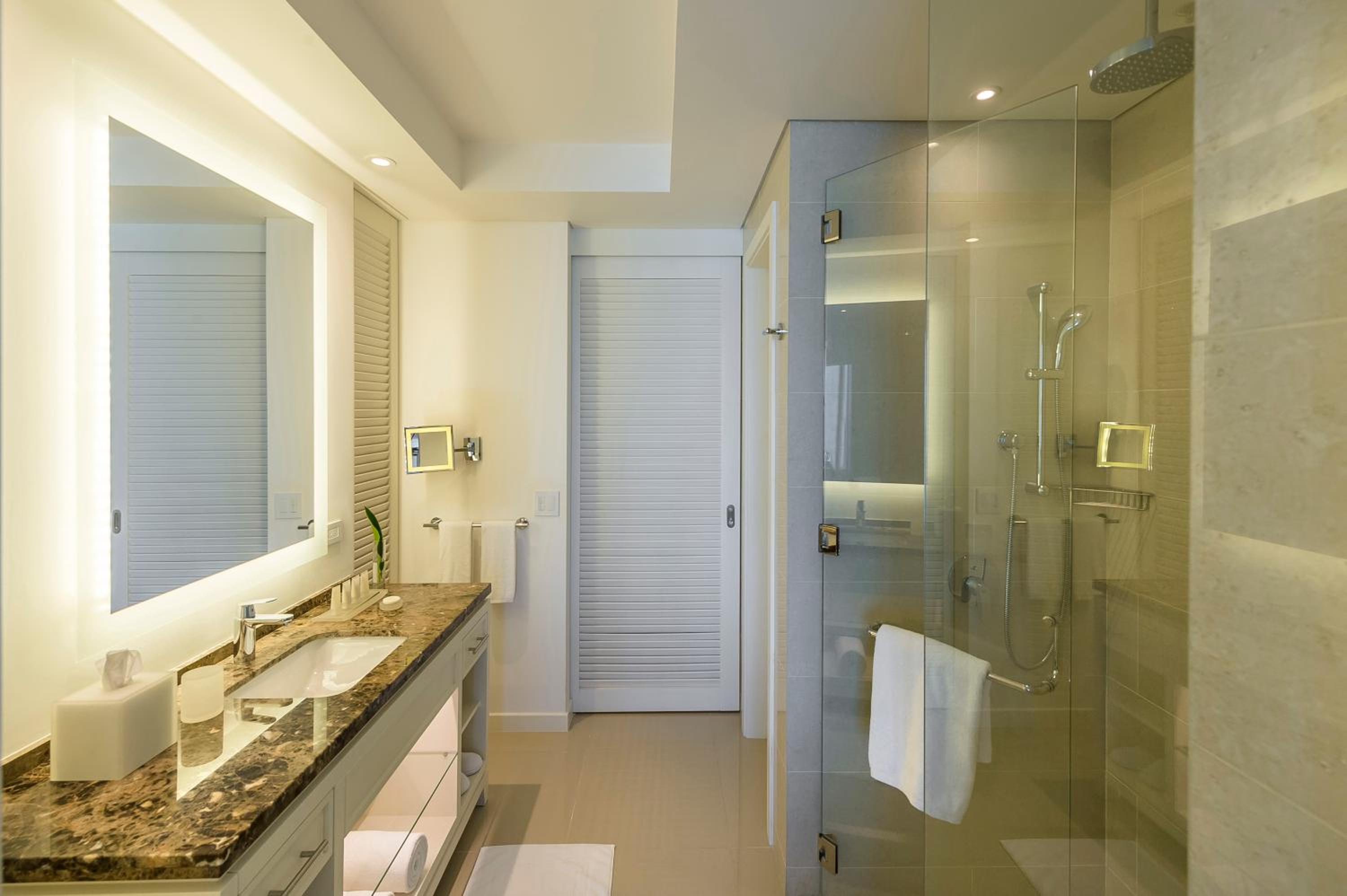 Double Room With Two Double Beds And Ocean View - High Floor photo 2