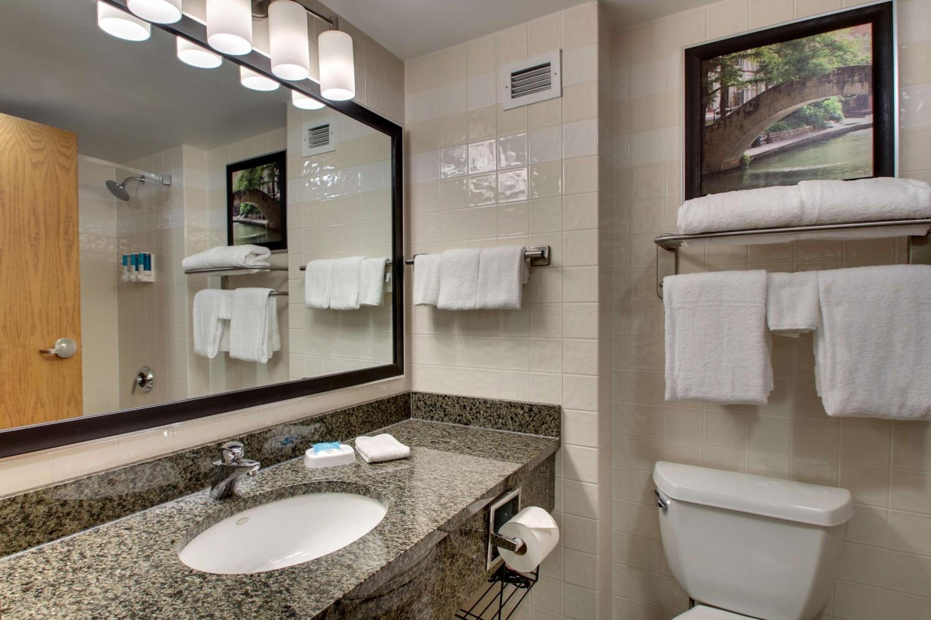 Queen Suite with Two Queen Beds - Photo 4