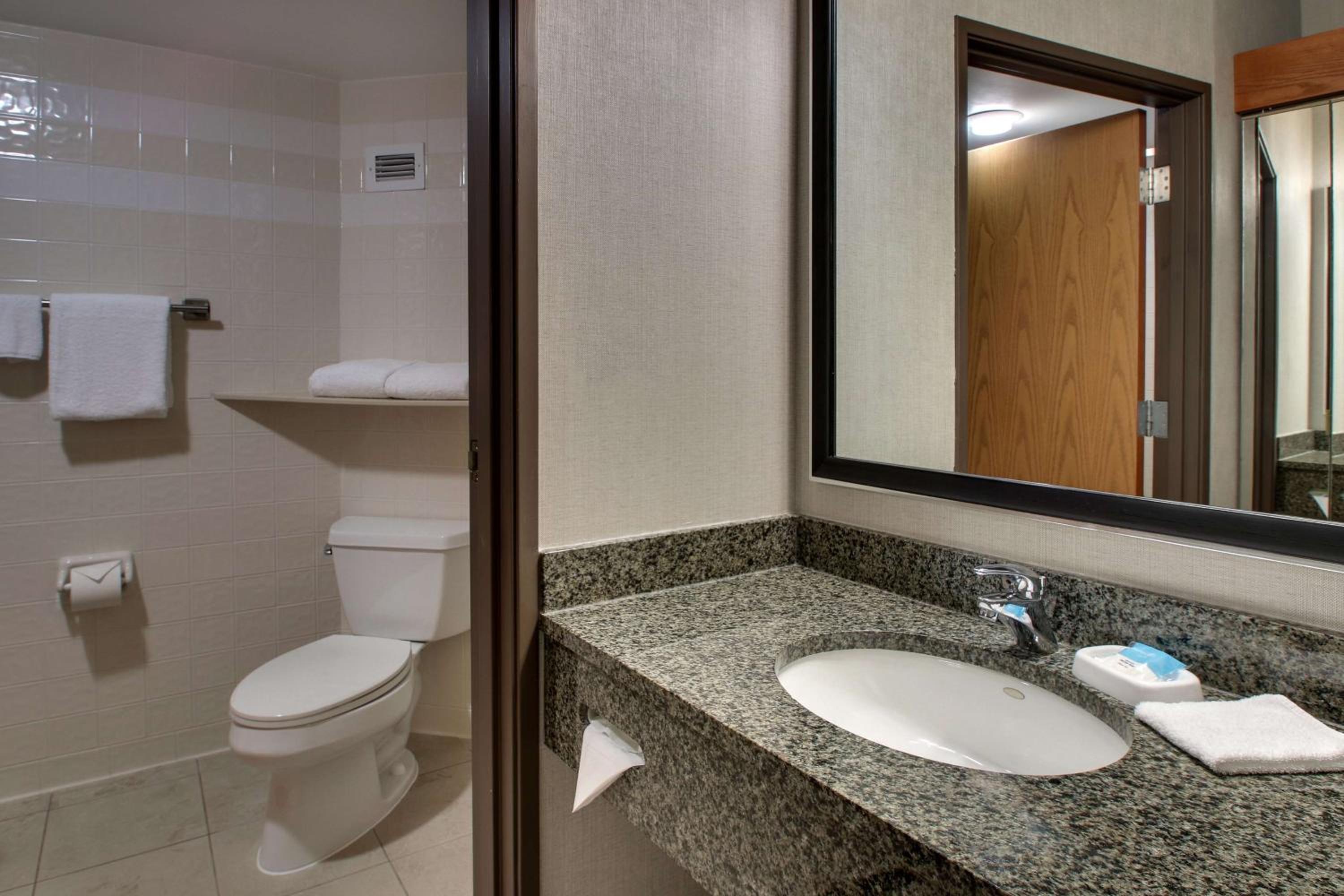 Deluxe Queen Room with Two Queen Beds - Photo 3
