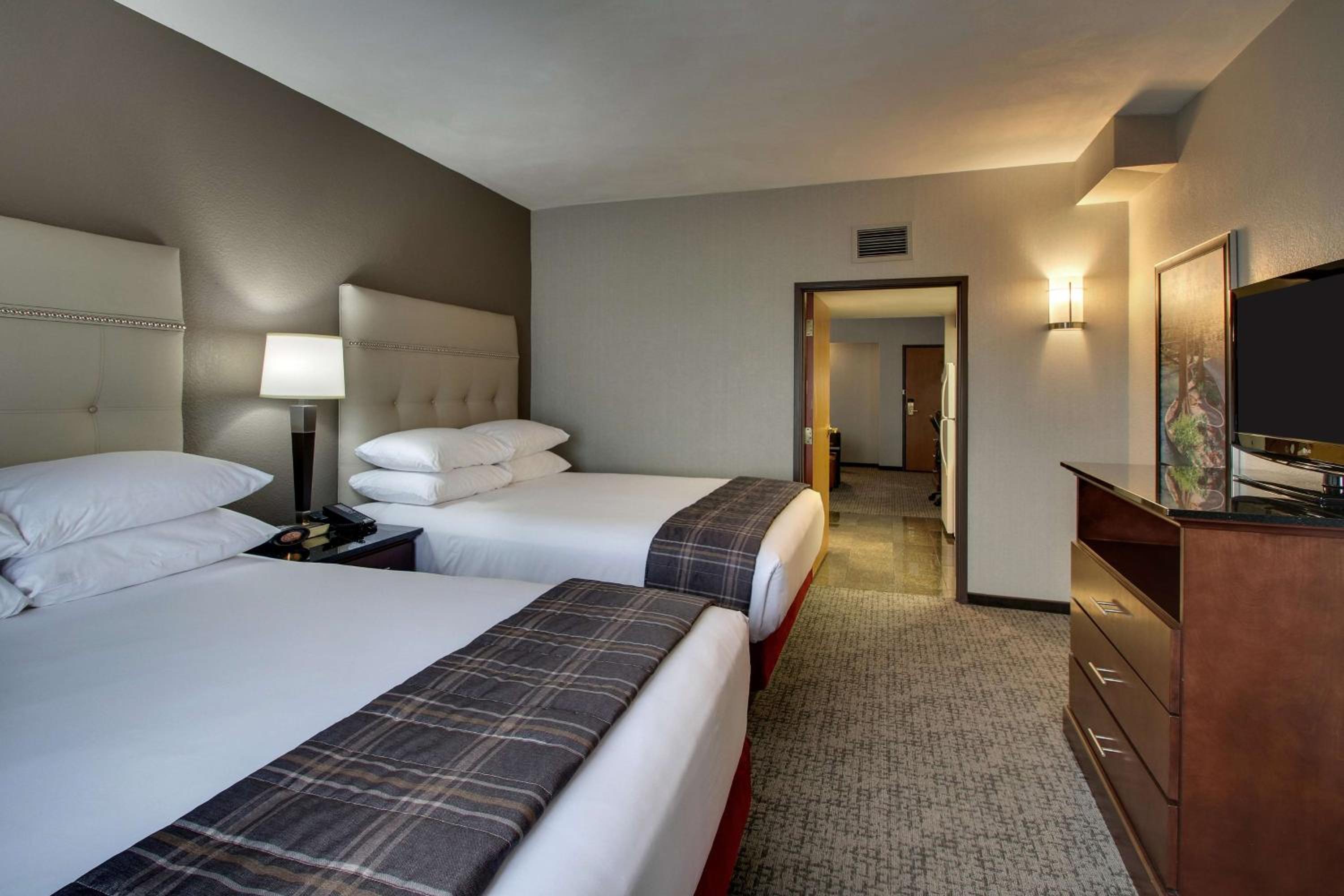 Queen Suite with Two Queen Beds - Photo 5