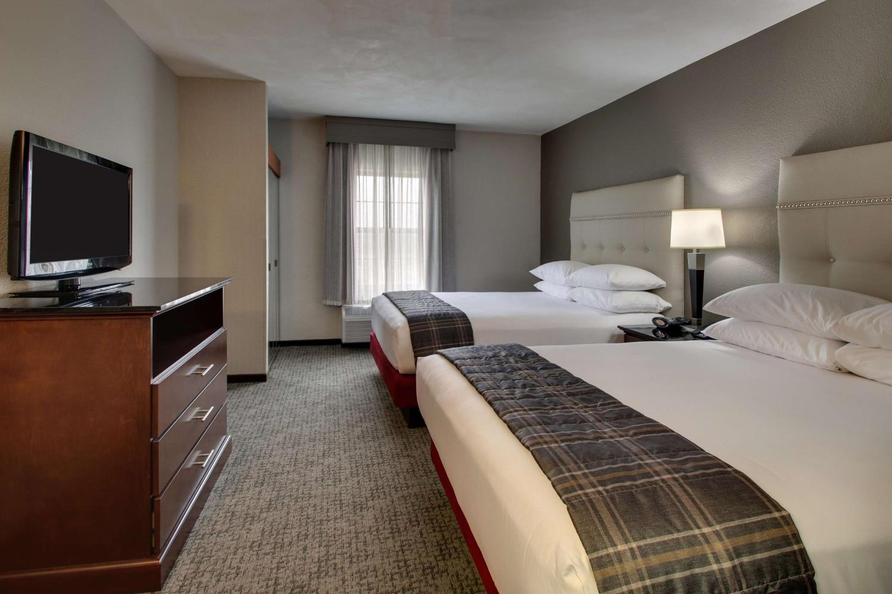 Queen Suite with Two Queen Beds - Photo 3