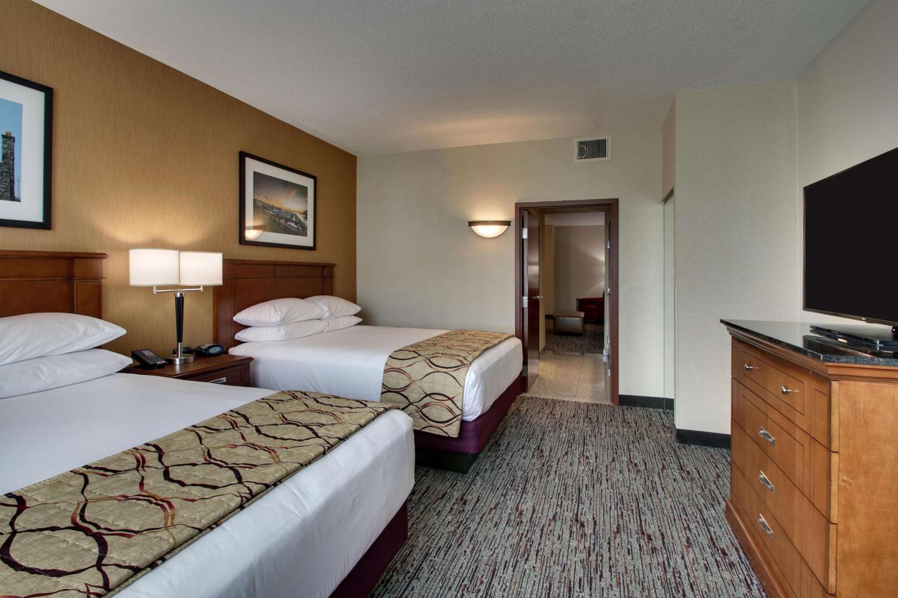 Queen Suite with Two Queen Beds - High Floor photo 2