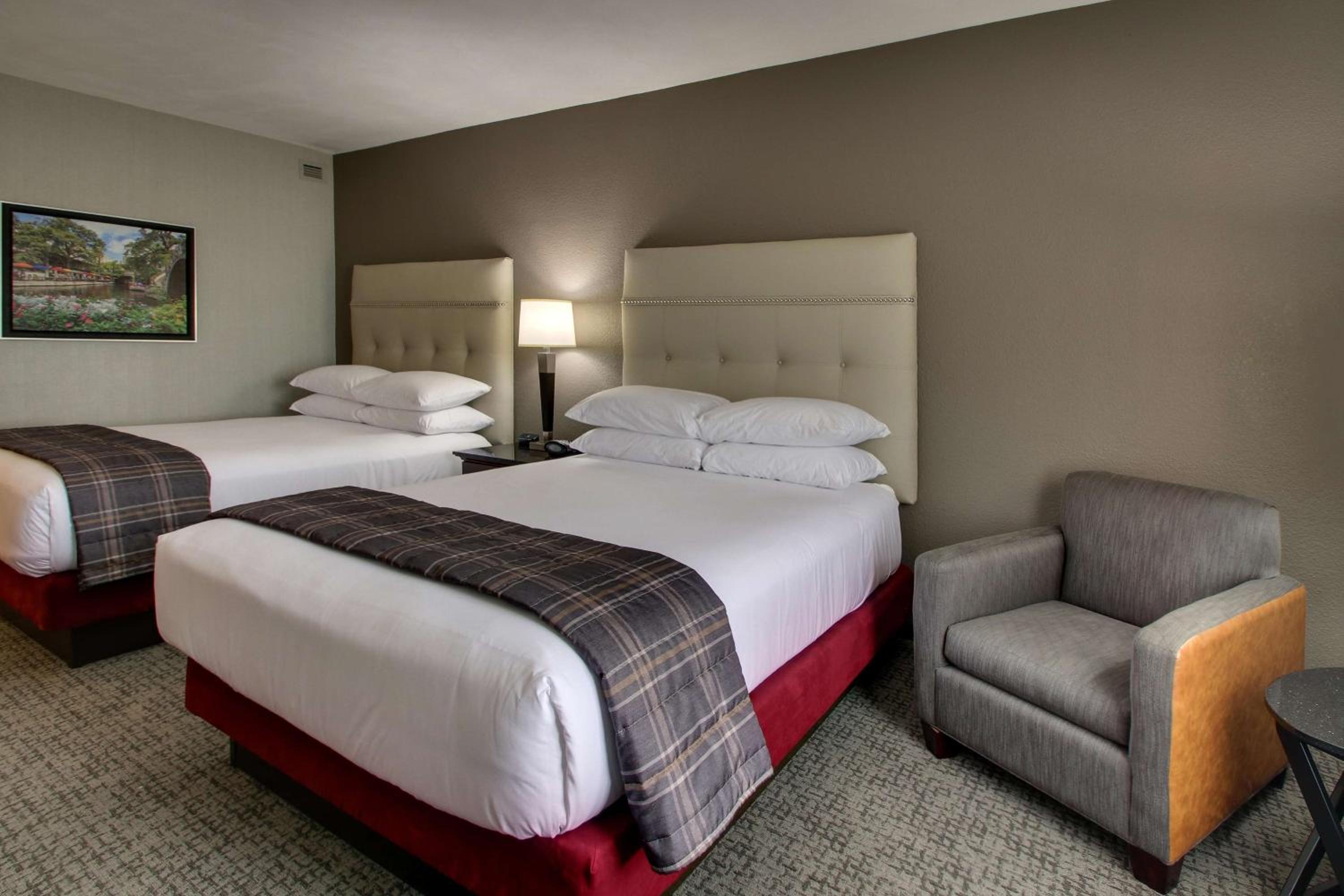 Deluxe Queen Room with Two Queen Beds - Photo 4