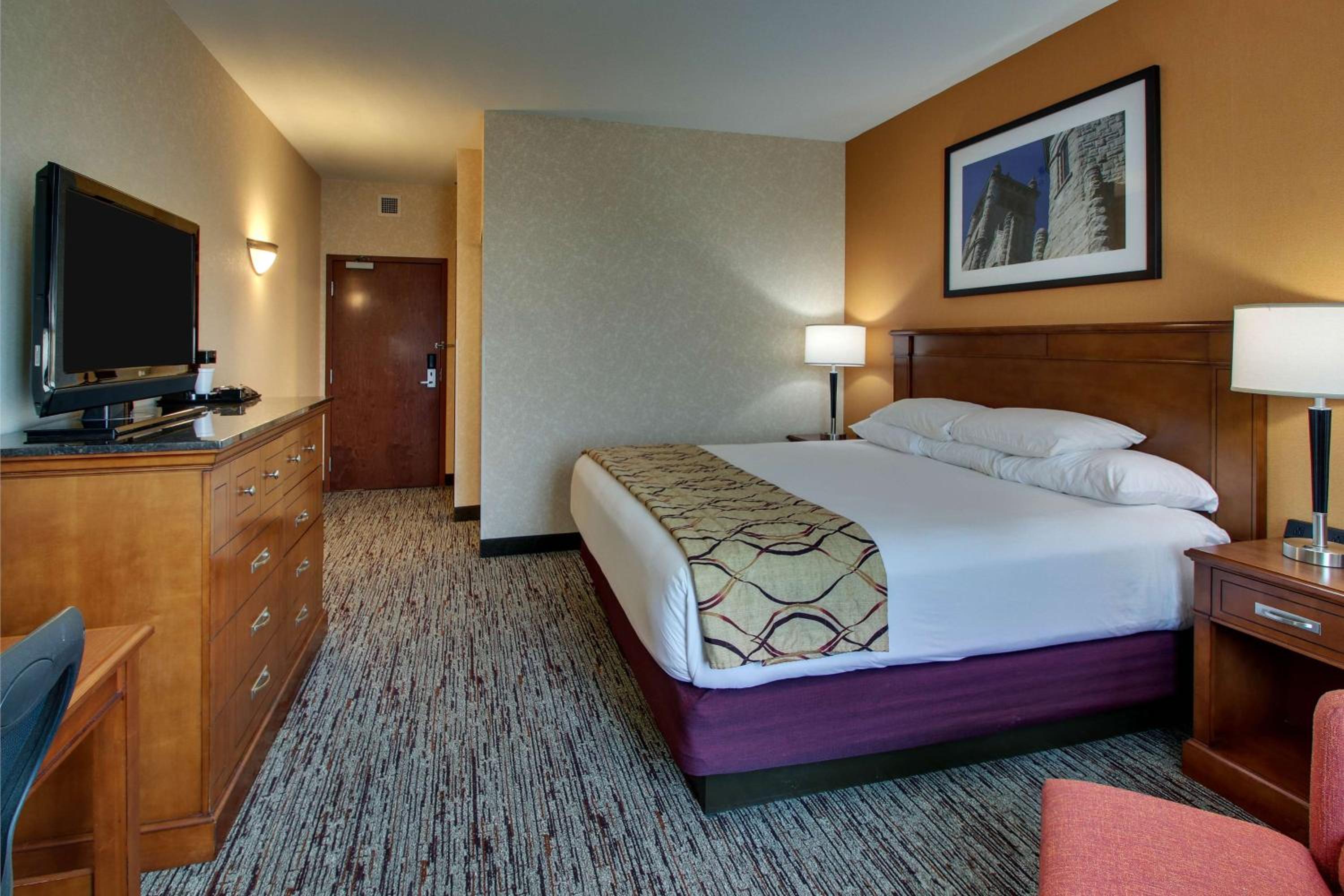 Deluxe King Room - Accessible, Tub photo 3