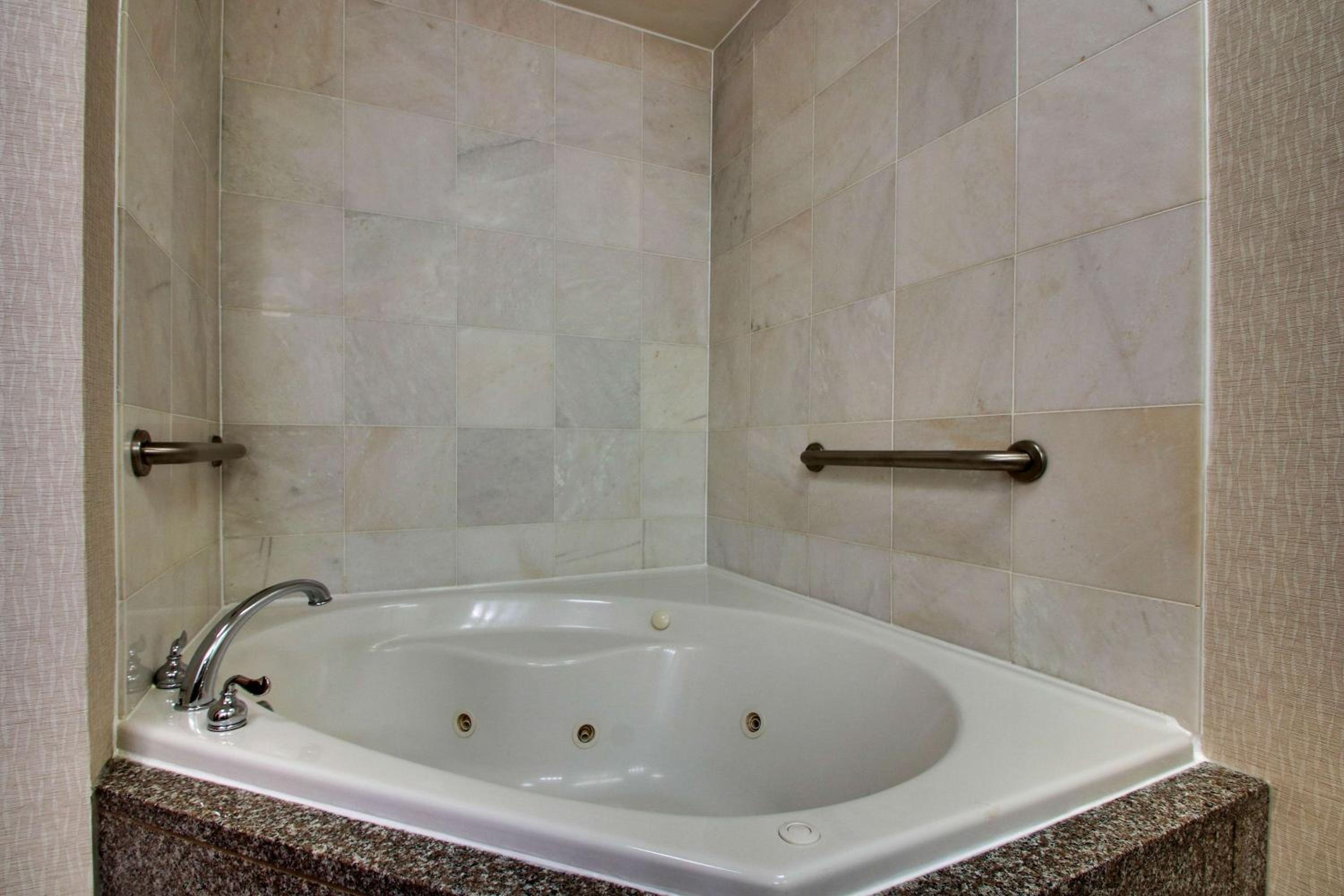 Upper Floor 1 King Bed Deluxe With a Jacuzzi   photo 3
