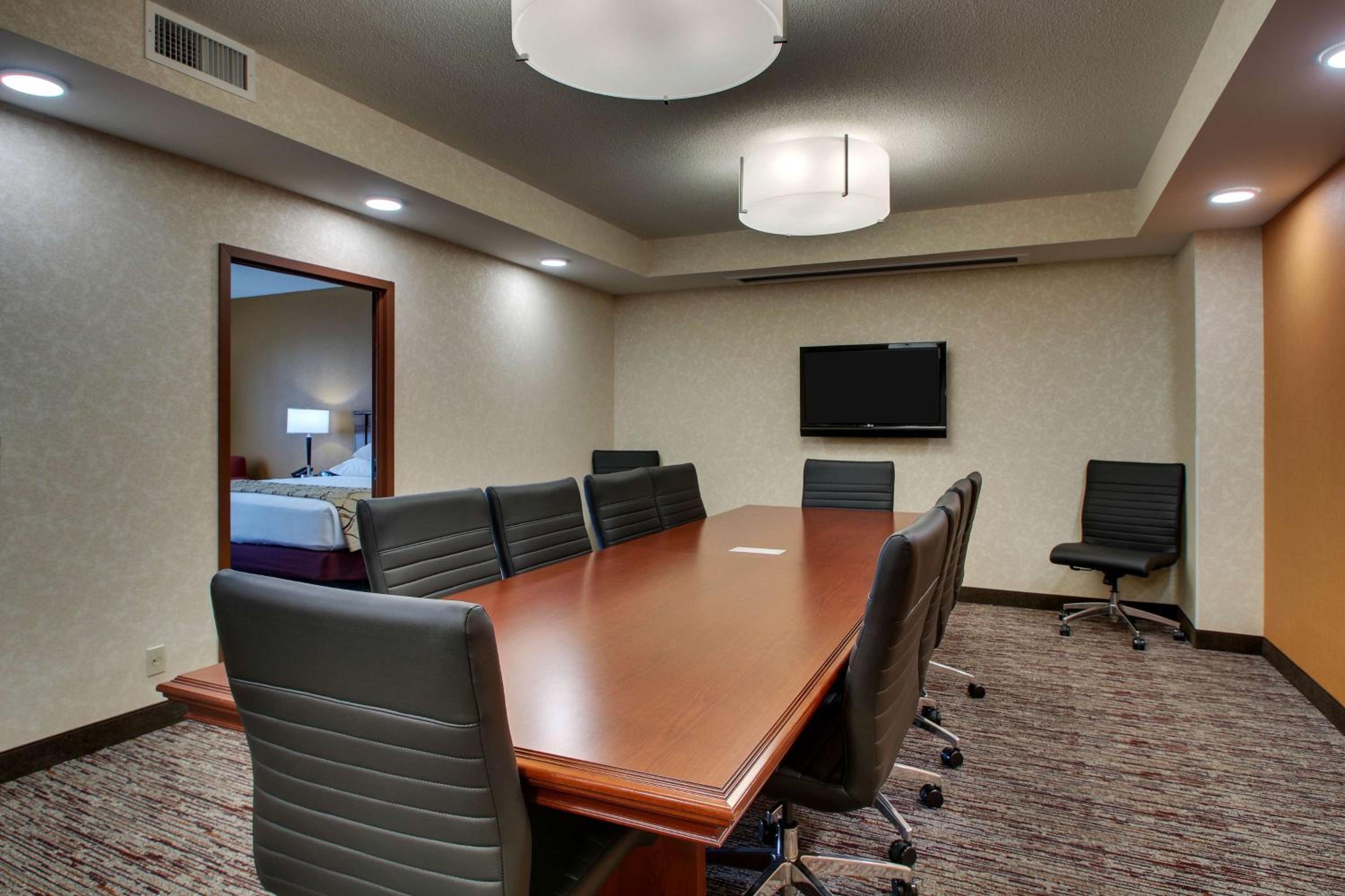 Deluxe King Meeting Room, 2 Rooms - Accessible , Tub photo 2