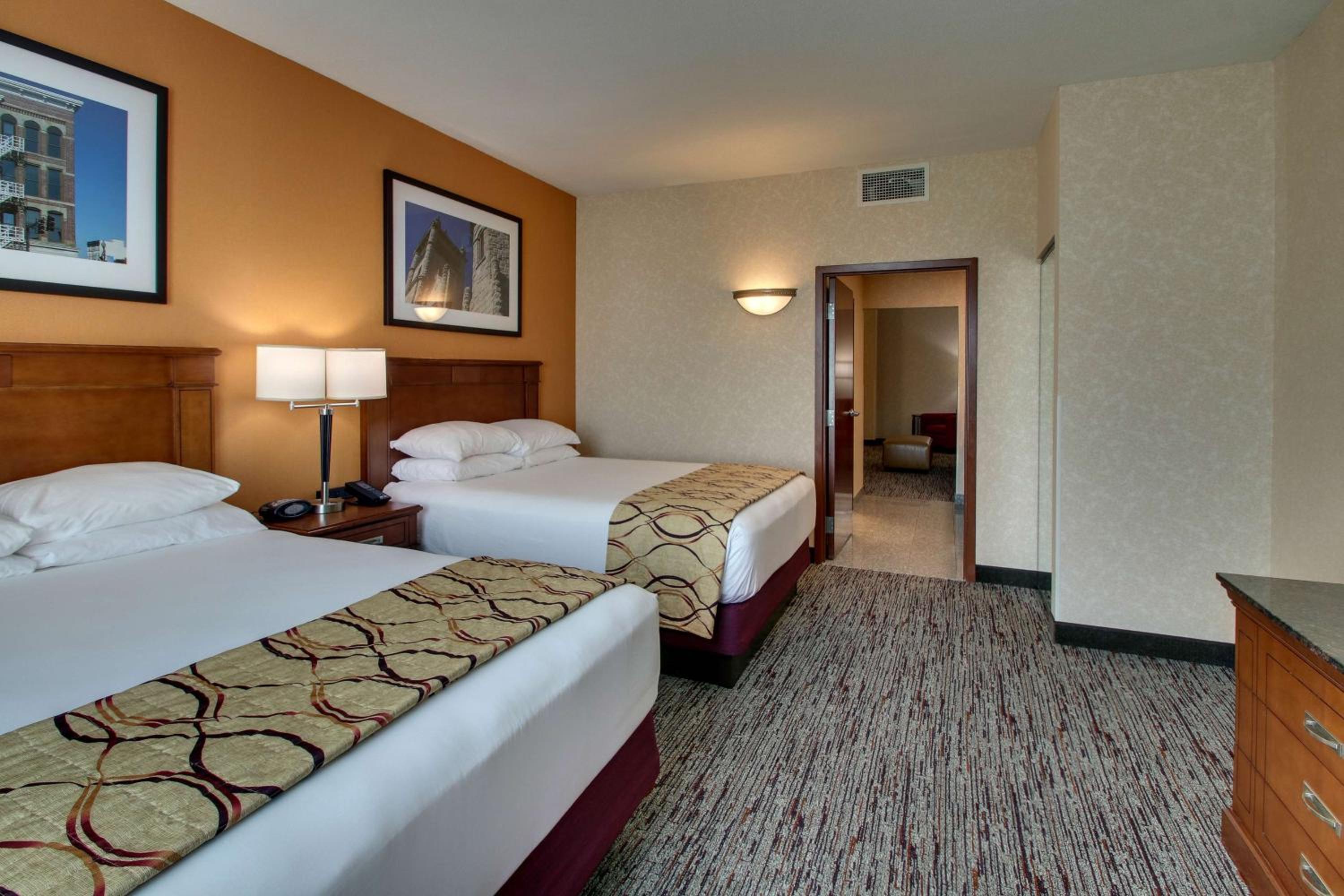 Queen Suite with Two Queen Beds and Sofa Bed - High Floor photo 3
