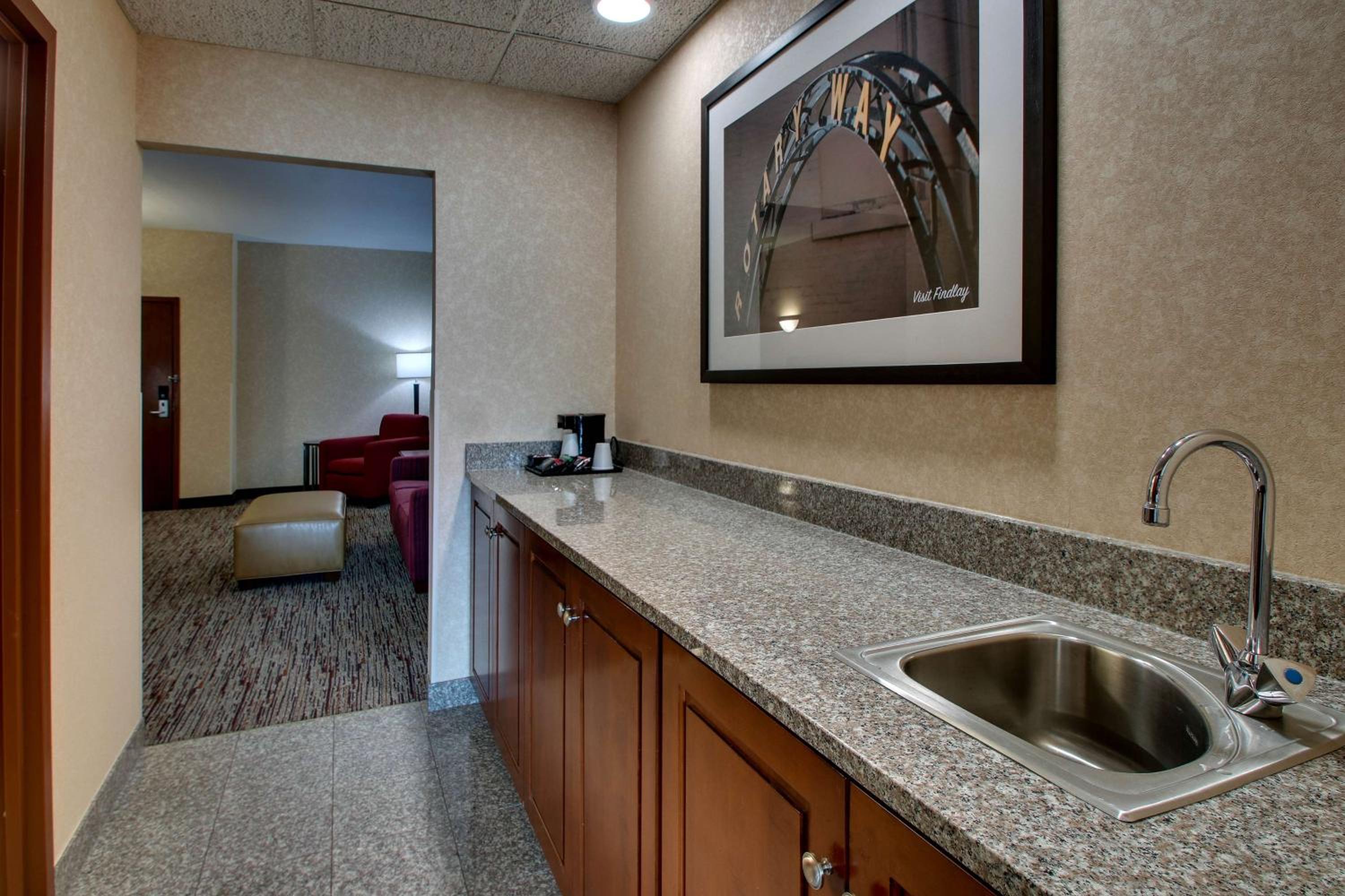 Queen Suite with Two Queen Beds and Sofa Bed - High Floor photo 2