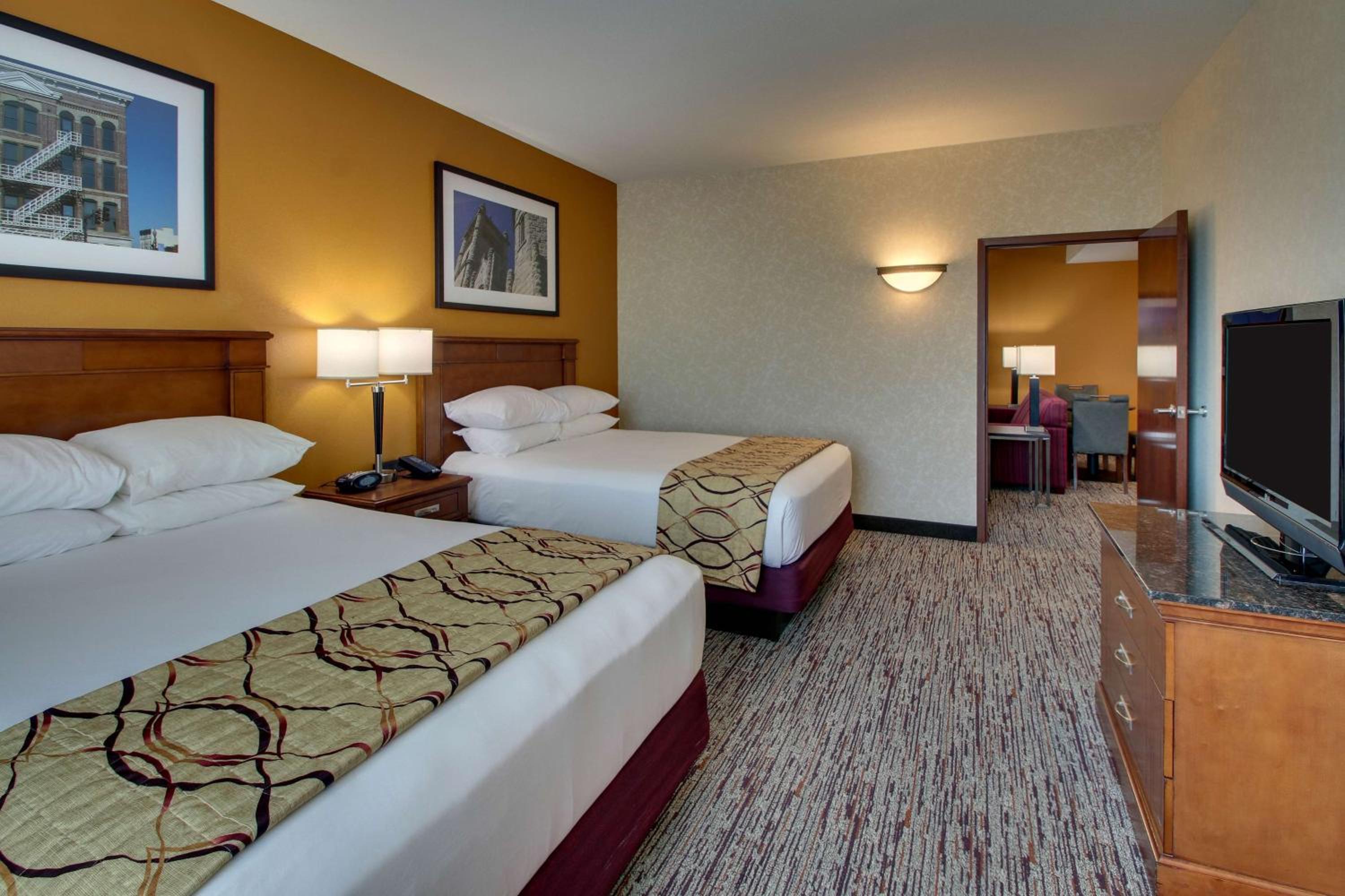 Spacious Queen Suite with 2 Queen Beds photo 3