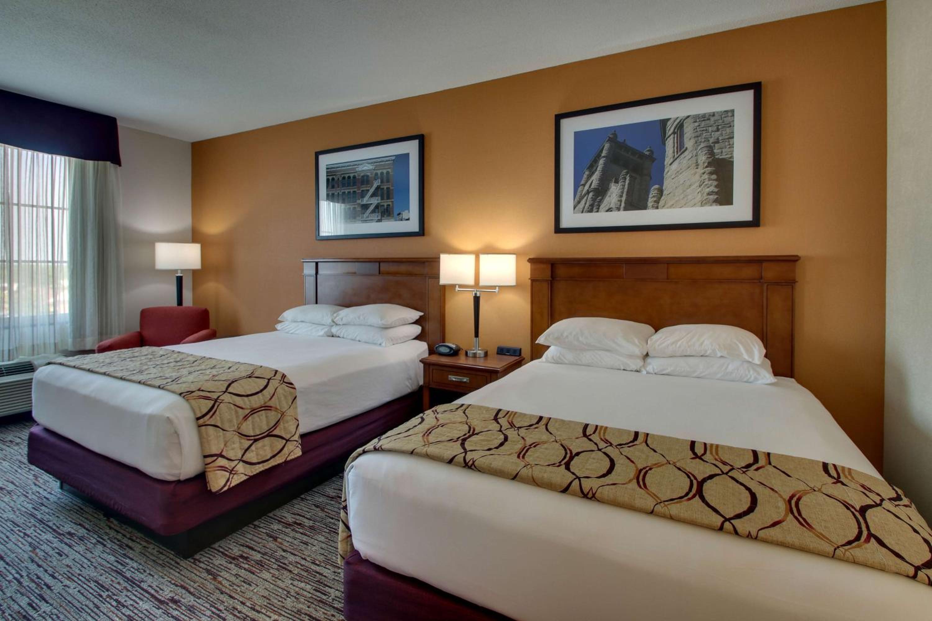 Deluxe Queen Room with Two Queen Beds - High Floor photo 3