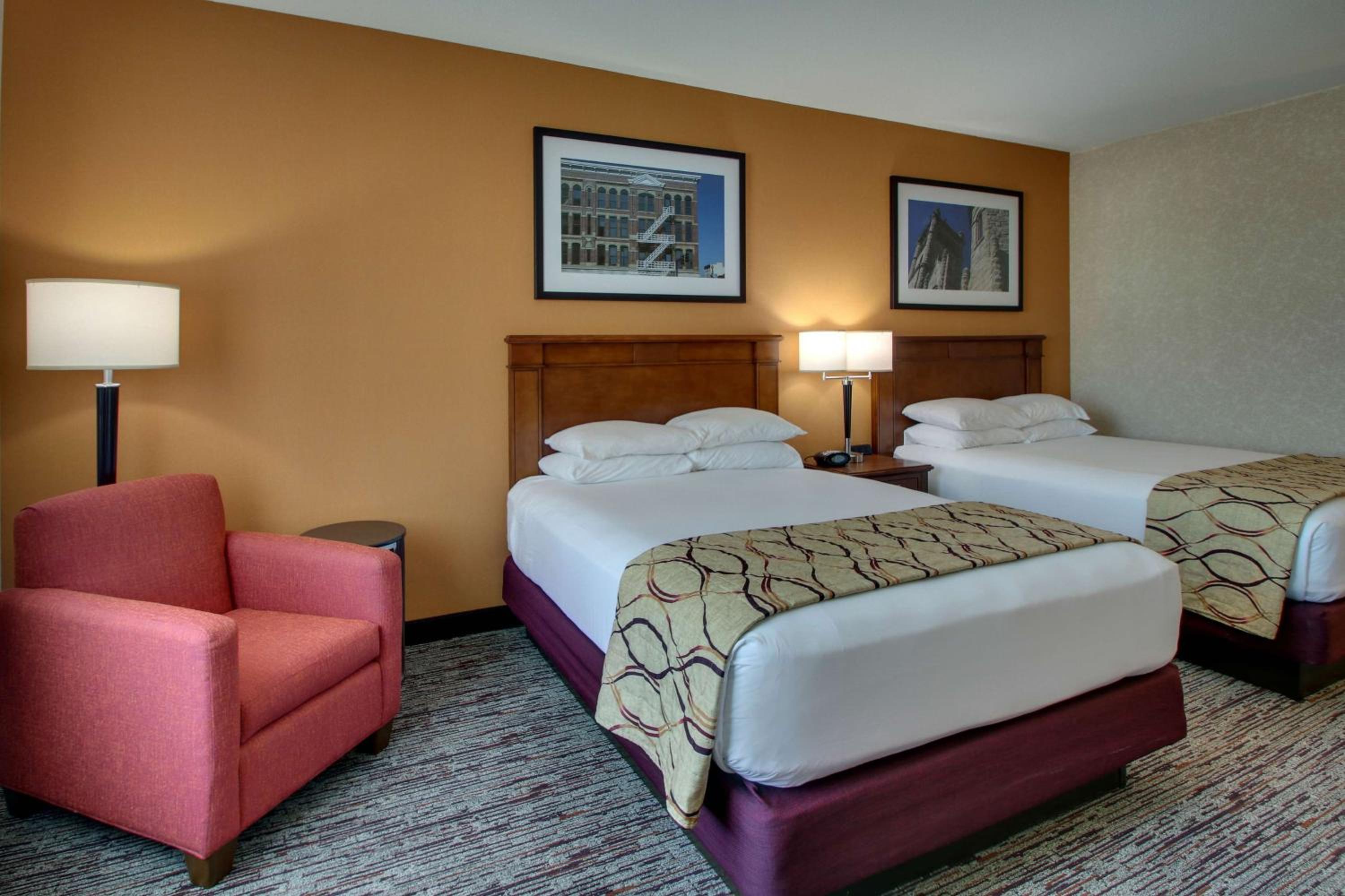 Deluxe Room with Two Queen Beds photo 3
