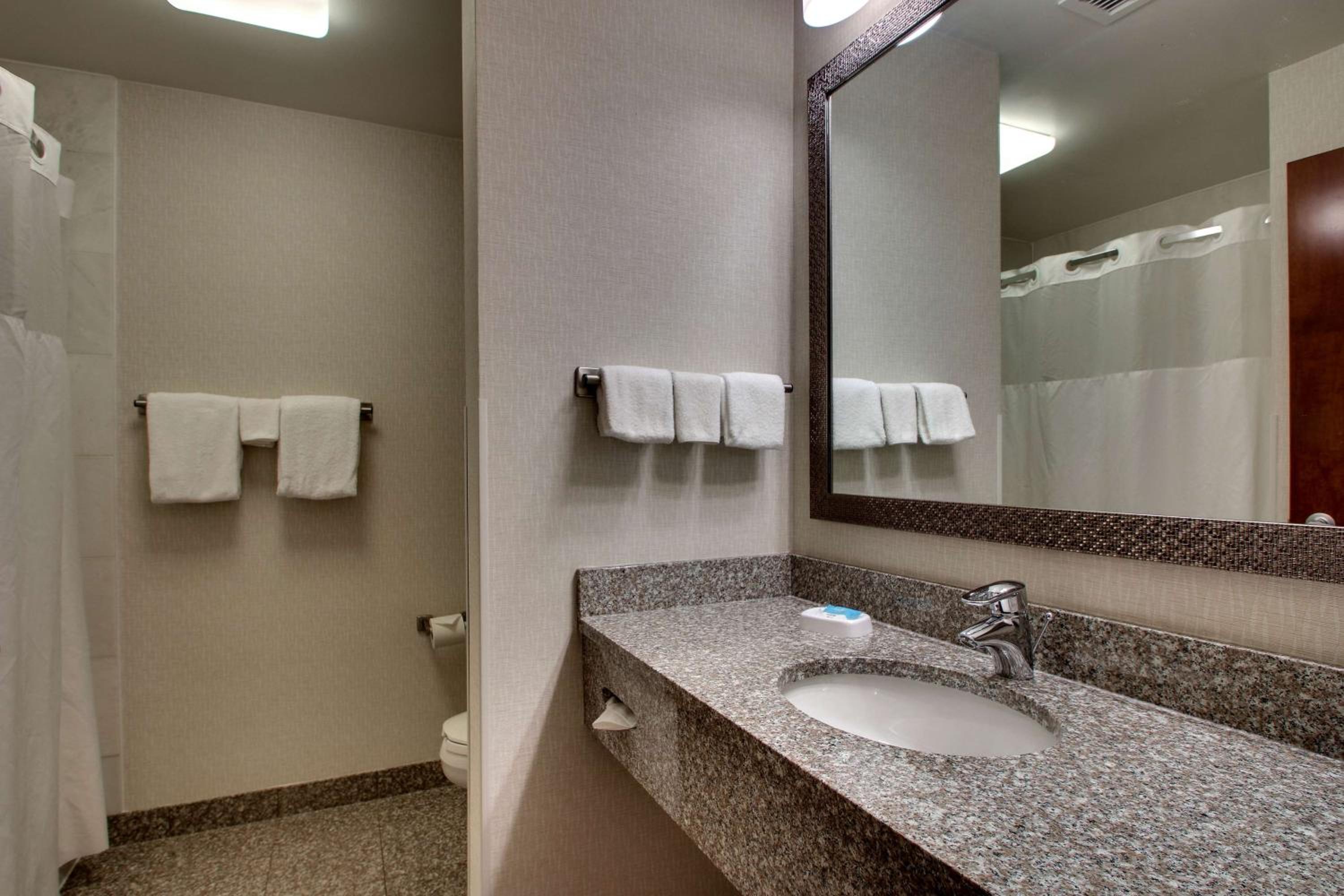 Deluxe Queen Room with Two Queen Beds - High Floor photo 2