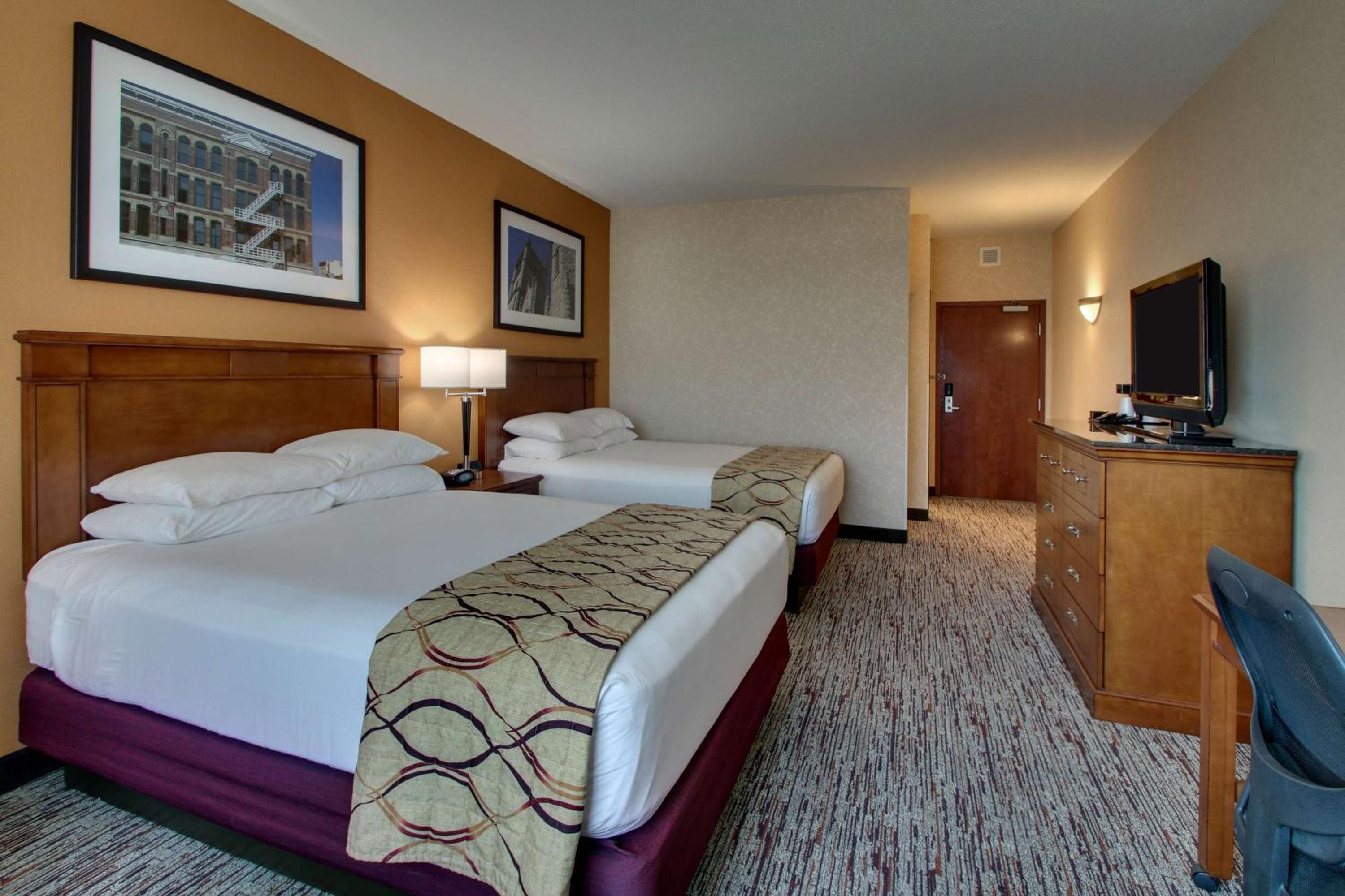 Deluxe Room with Two Queen Beds photo 2