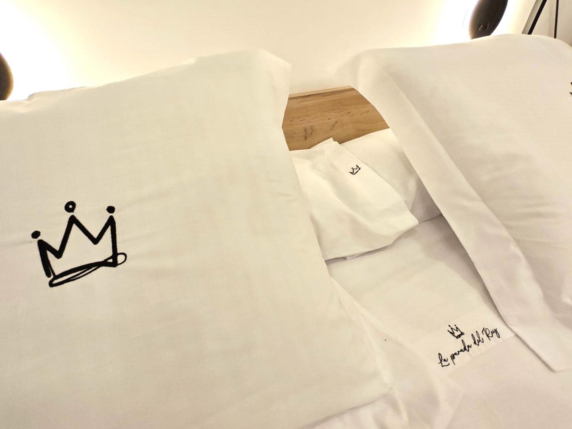 Estudio King con Sofá Cama