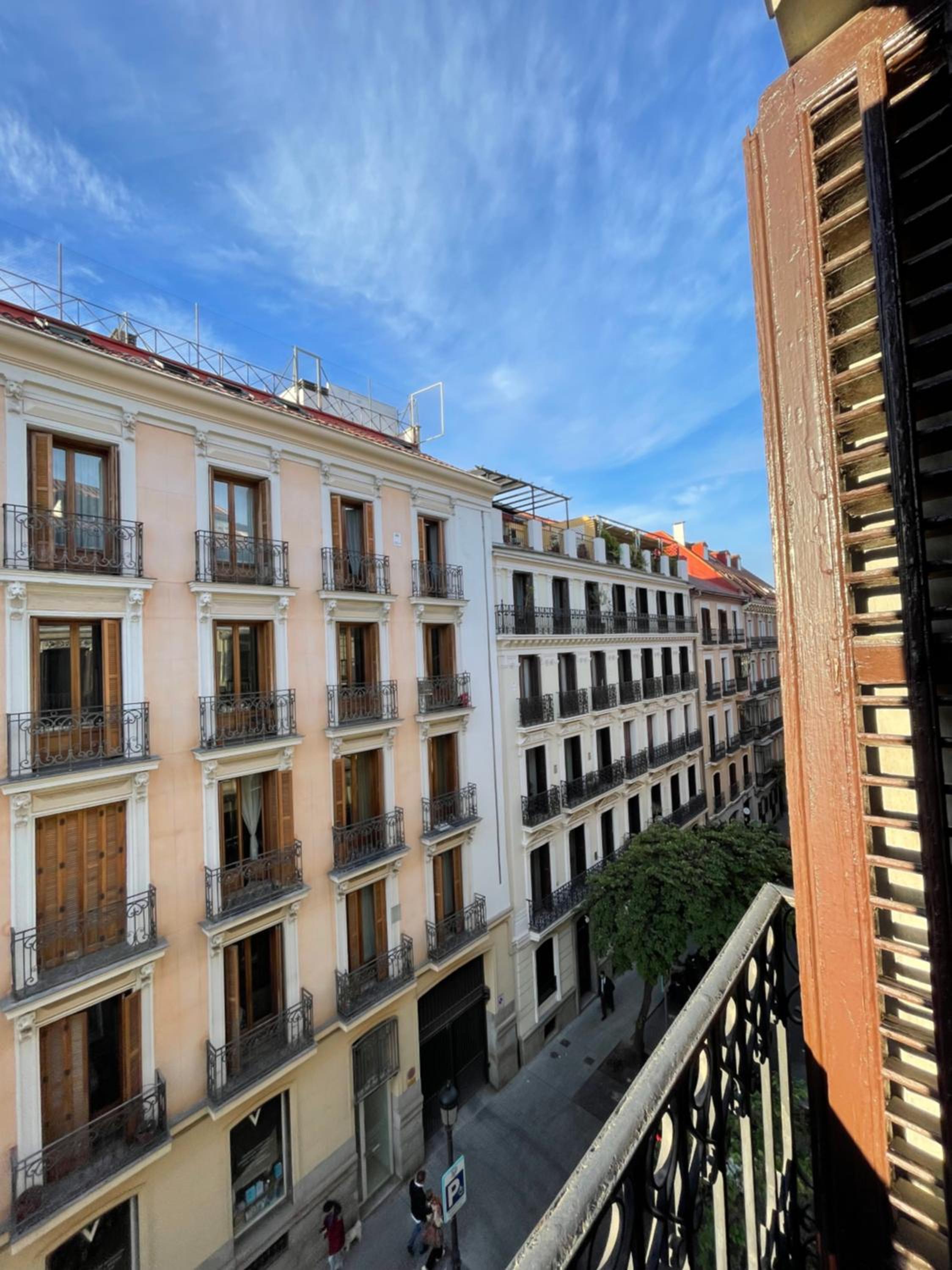 One-Bedroom Apartment with Balcony and City View photo 3