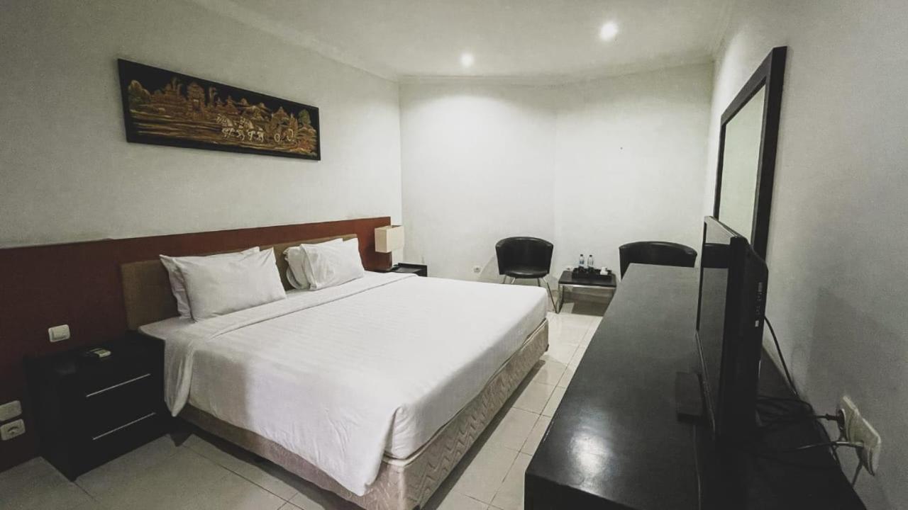 Junior Suite with Pool View photo 2